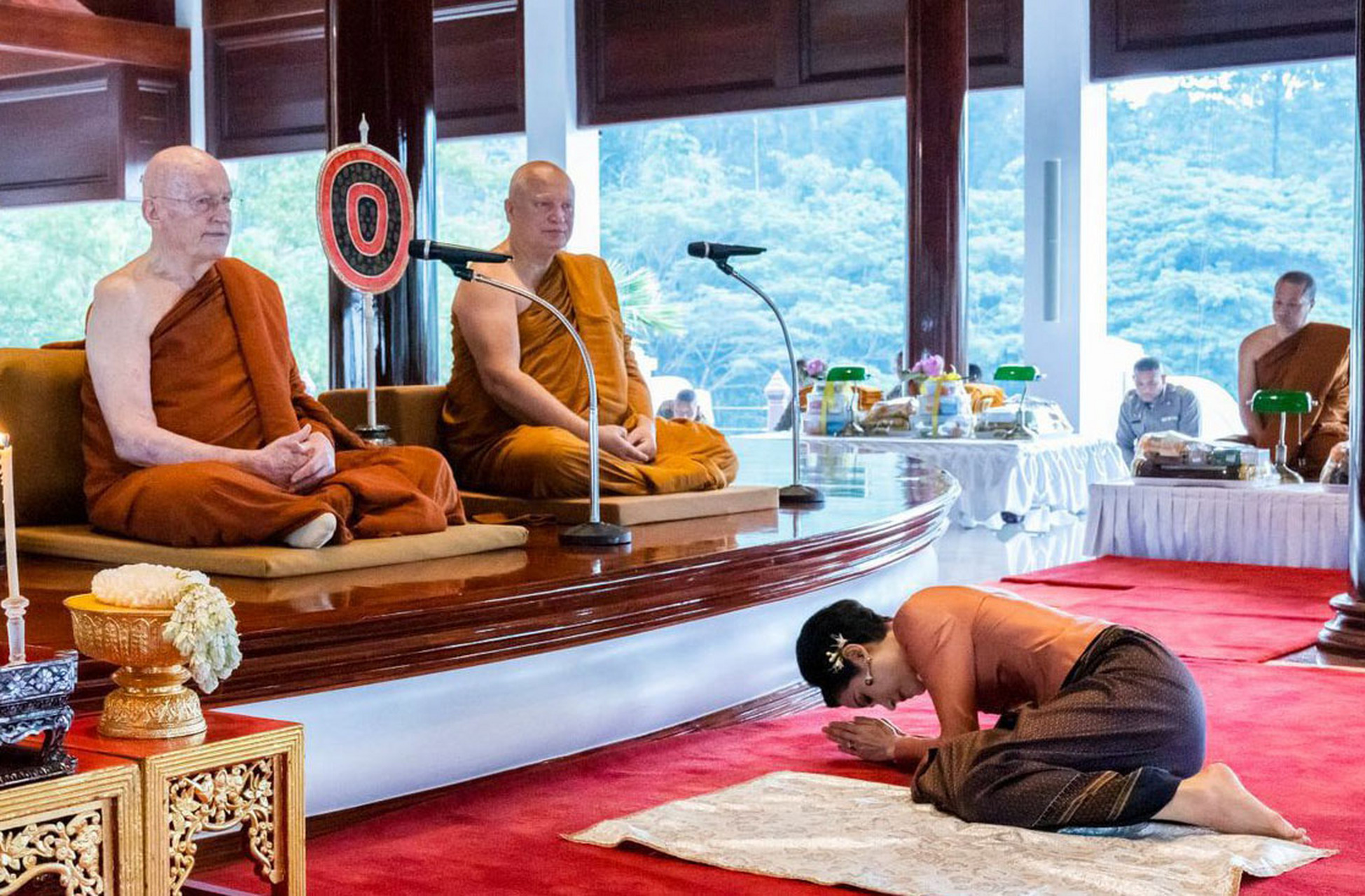 诗妮娜贵妃跪拜的和尚看相貌不是泰国人,应该是欧美人,洋和尚.