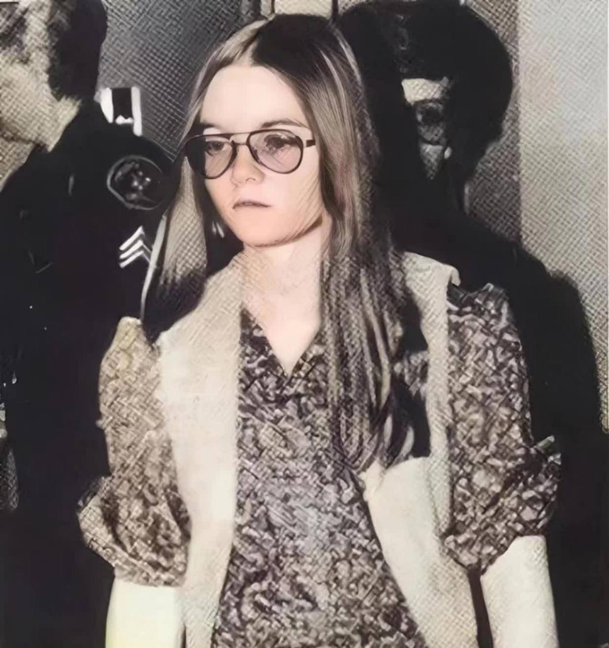 1979年,16岁美国女孩布伦达·斯宾塞被捕时的场景.