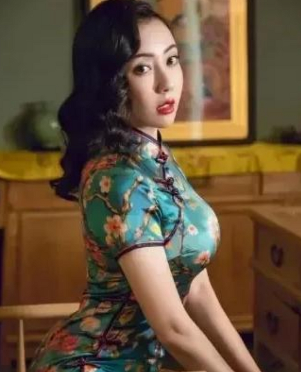 贾平凹外面吃饭喜欢喝茅台,还喜欢美女敬酒,不过美女敬酒有讲究.
