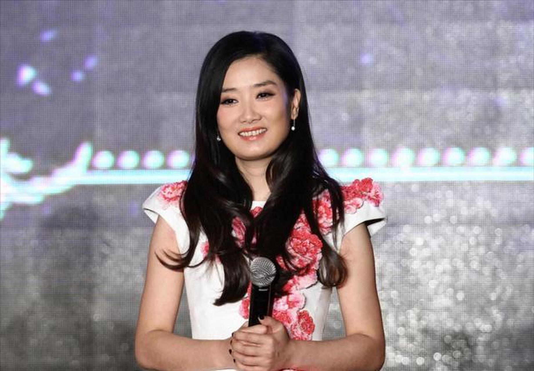 凤凰传奇玲花彩虹穿搭《最炫民族风》,济宁摄影随笔《月亮之上》