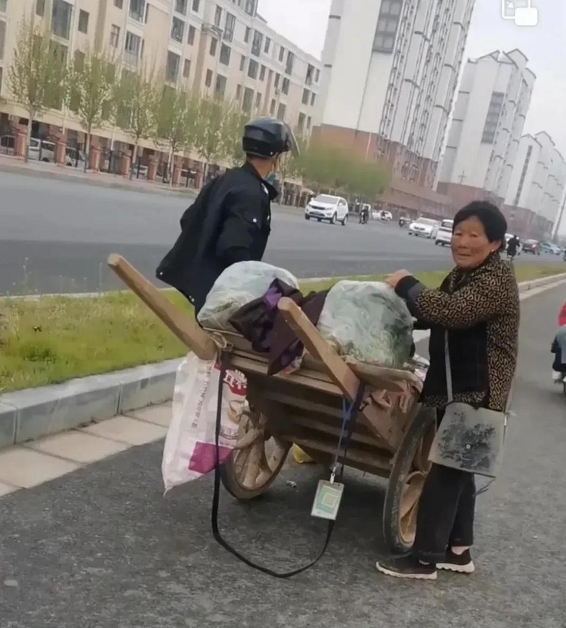 "一夜回到二三十年前,大街上到处都是自行车,人拉排车,脚蹬三轮车