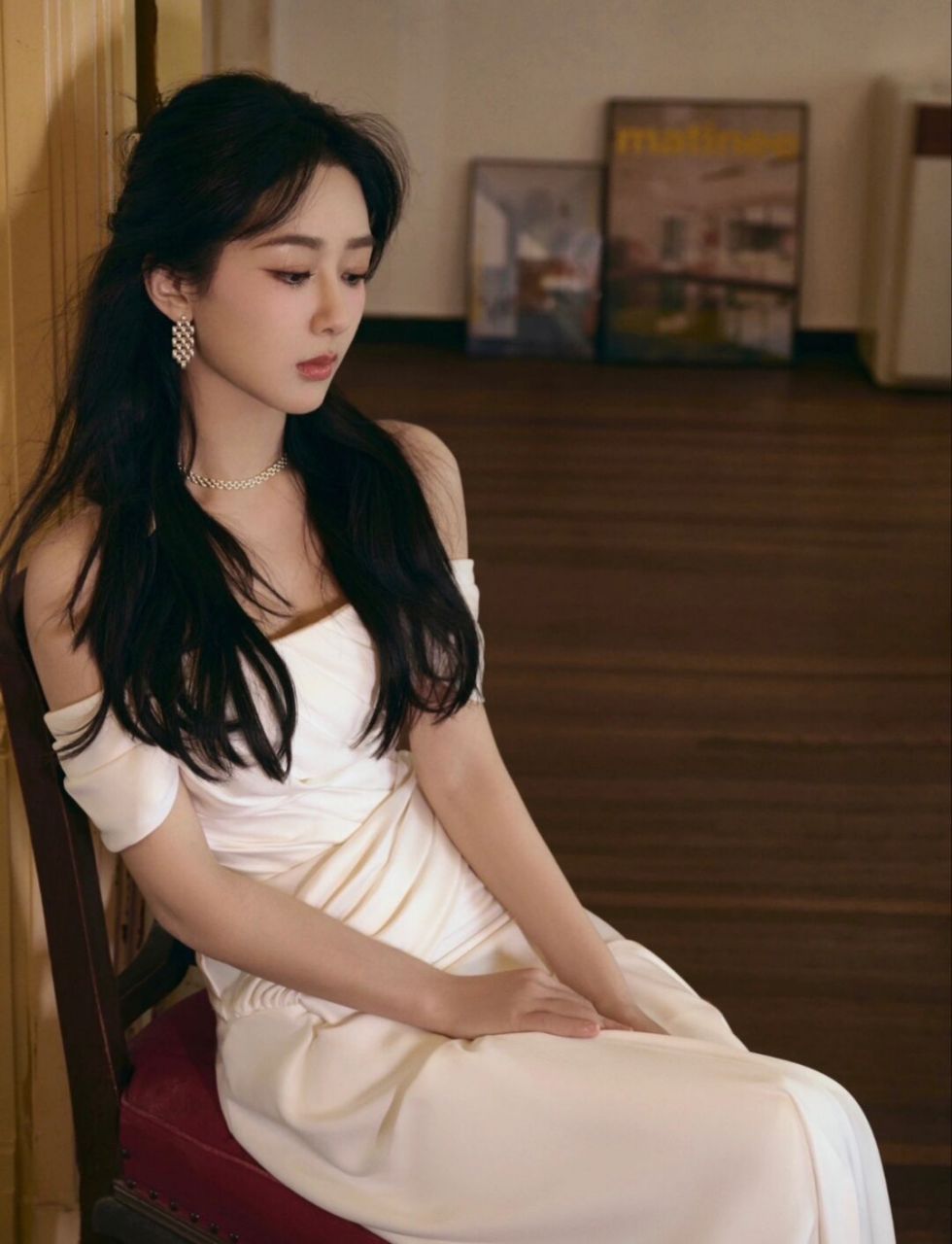 杨紫 | 油画少女白色礼服高跟凉鞋造型  杨紫身着一袭优雅白色长裙