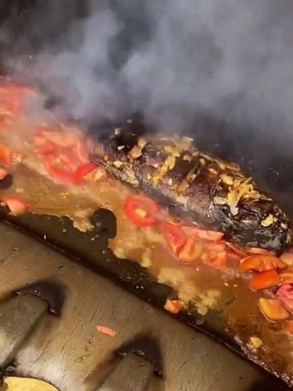 这师傅肯定同时在蓝翔和新东方深造过.