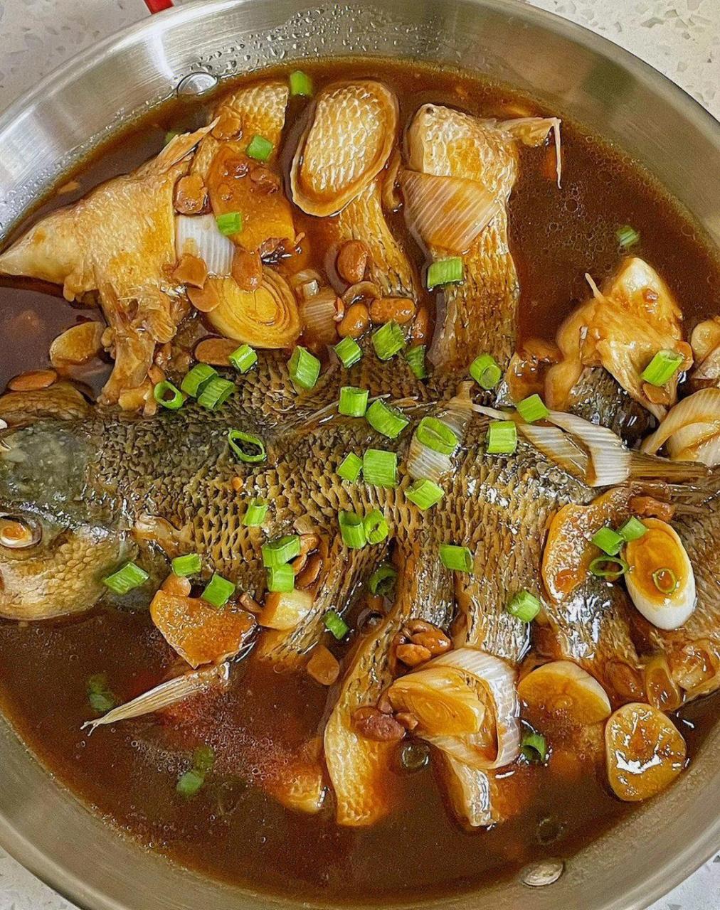 调料准备:老姜切片,大蒜切片,大葱切片,黄豆酱,小葱切末,蚝油,生抽