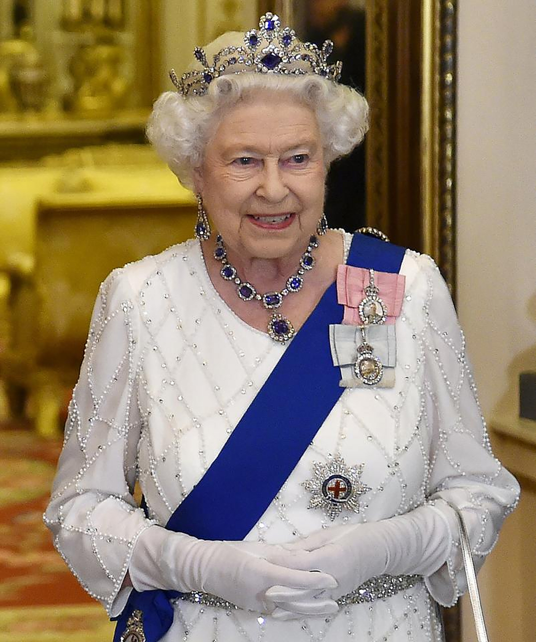 卡米拉佩戴伊丽莎白二世的王冠出席活动,脸上的笑意藏不住,这泼棠的