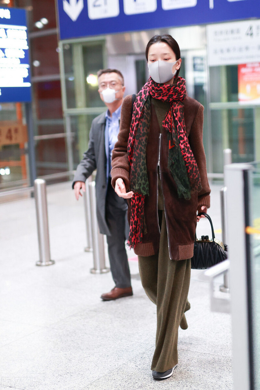 12月10日,杜鹃机场街拍,棕红色拉链开衫外套搭配褐绿色打底衫,阔腿裤