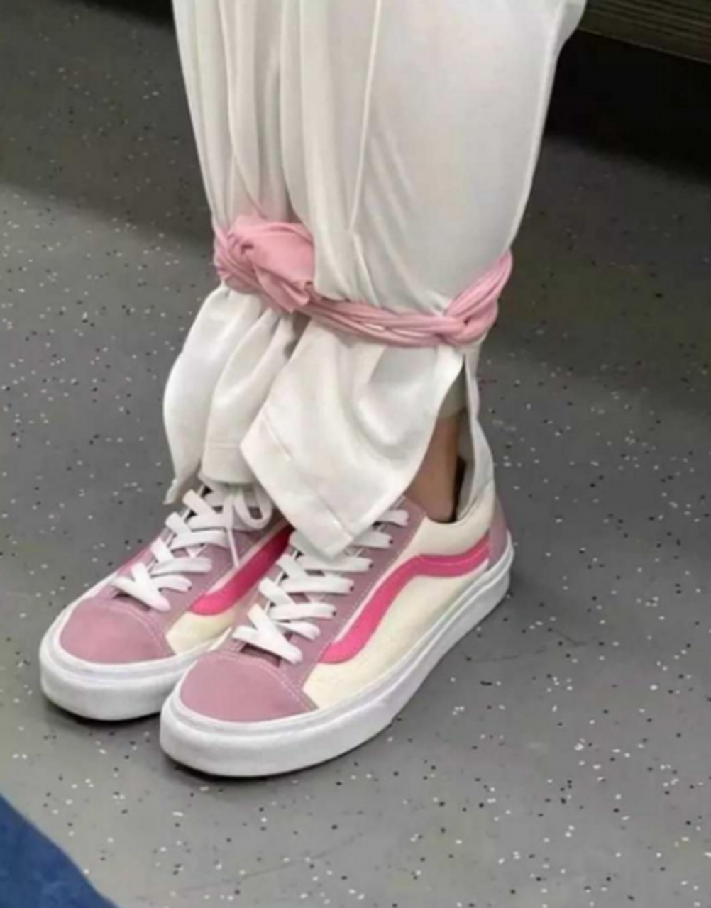 这个女生为什么要把自己的脚绑着呢[疑问][疑问][疑问]