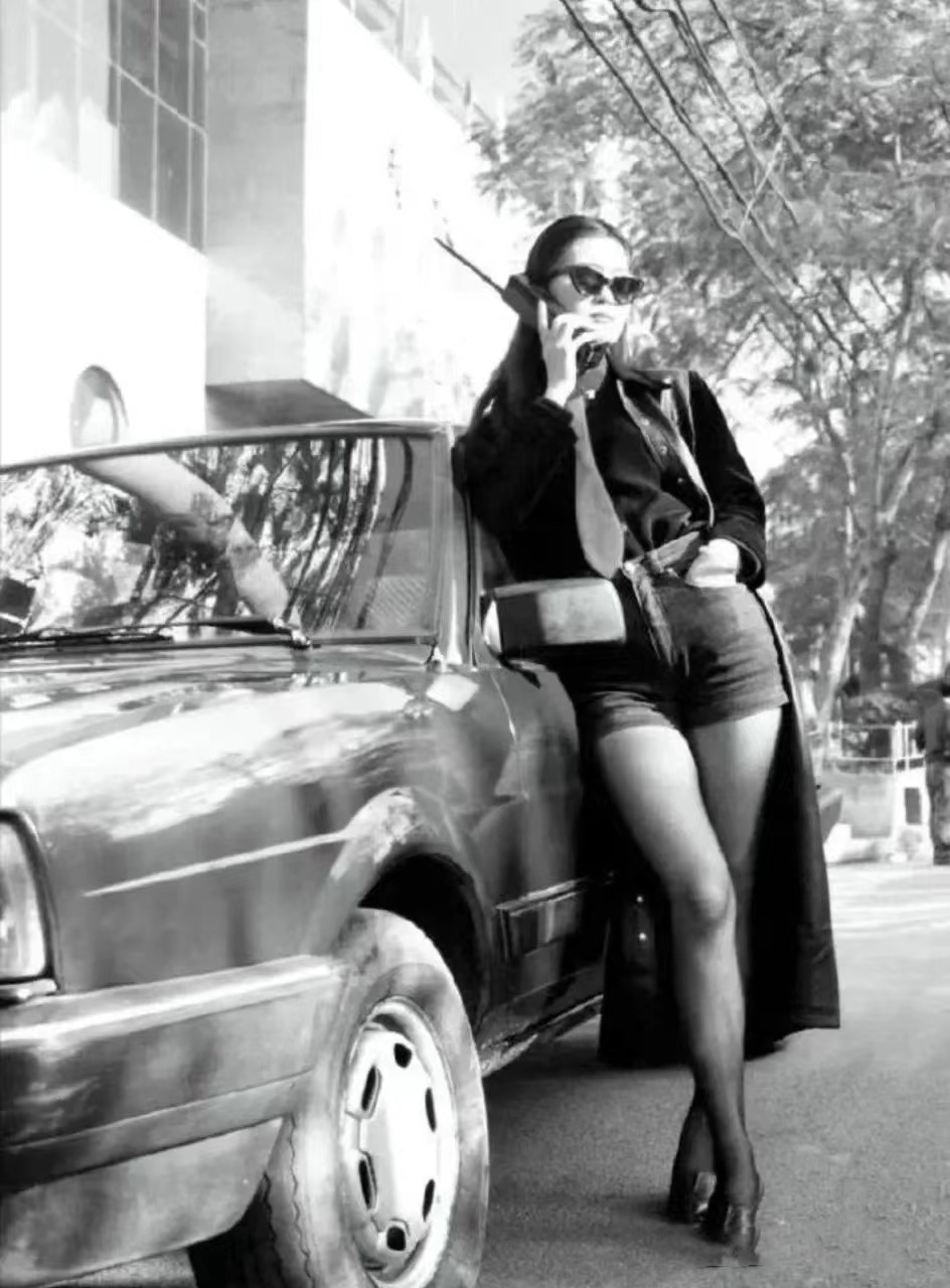 这是一张拍摄于上世纪90年代深圳街头的老照片.