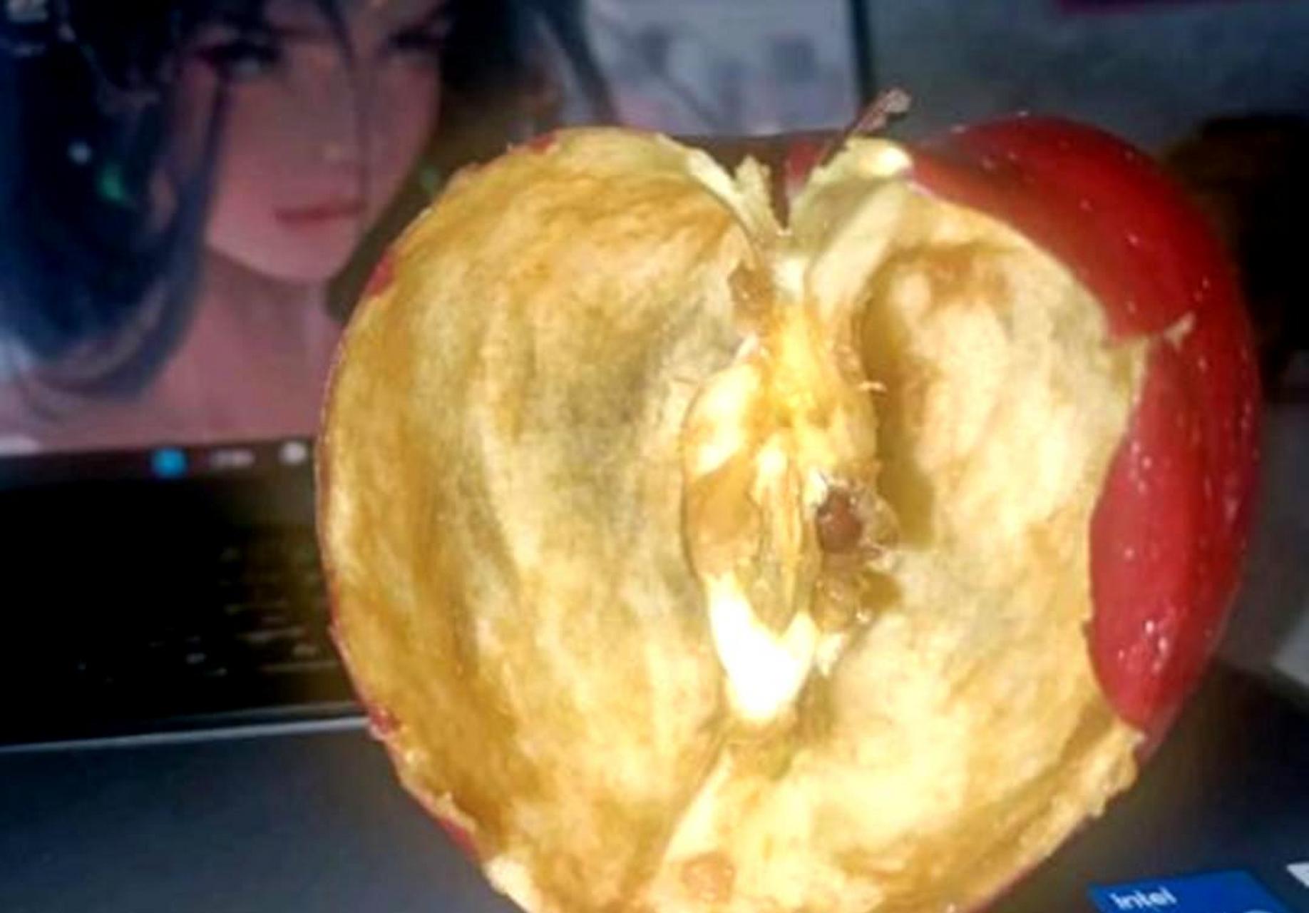 这个苹果看起来像个人,但里面已经烂透了.