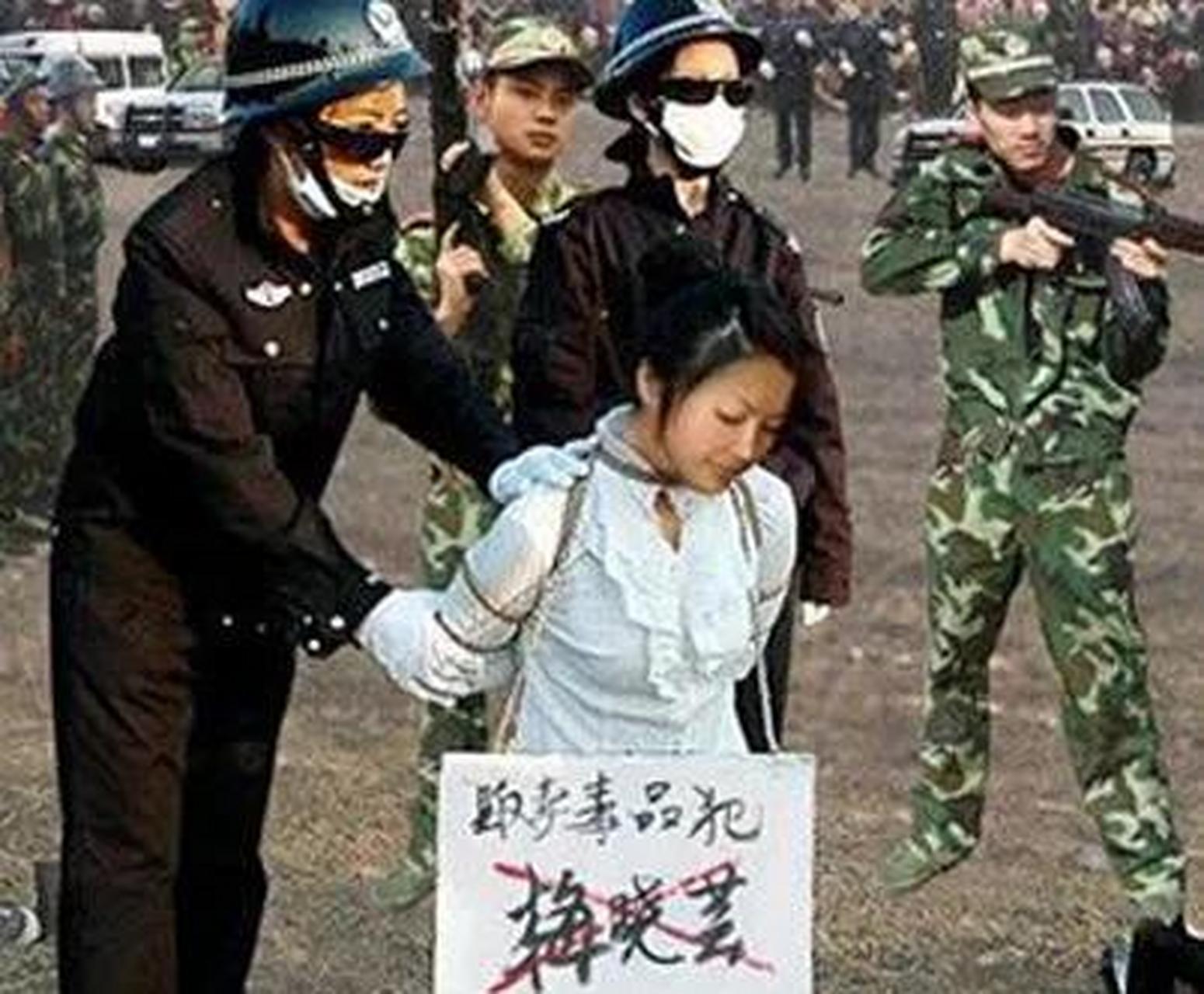 这张照片拍摄于上世纪90年代,一个女毒贩被五花大绑,押到了刑场上