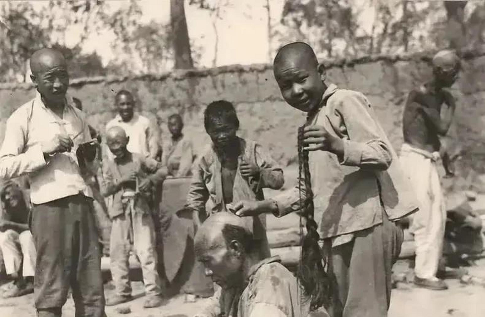 领动计划# 清朝在经历了300年的"金钱鼠尾"辫子的习俗后,终于在民国