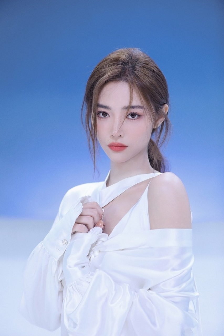 【许佳琪穿白色衬衫的样子真美,纯欲十足】 一直都觉得衬衫是女生要