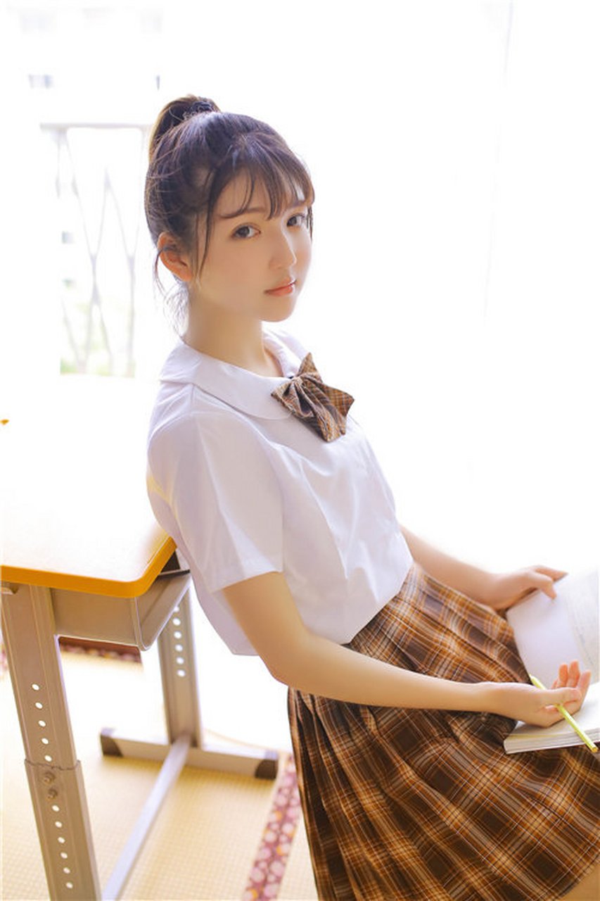 金迪曝夏日写真,笑容甜美清纯却又不失活泼#美女