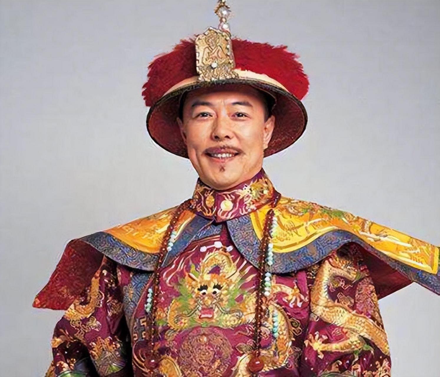 66岁的他已经出院,在书房中休养,身着绿色t恤和短