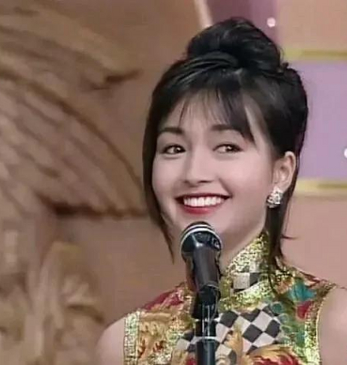 涓流计划# 1994年,黎明在拍电视《阿sir早晨》中,对李绮红一见钟情