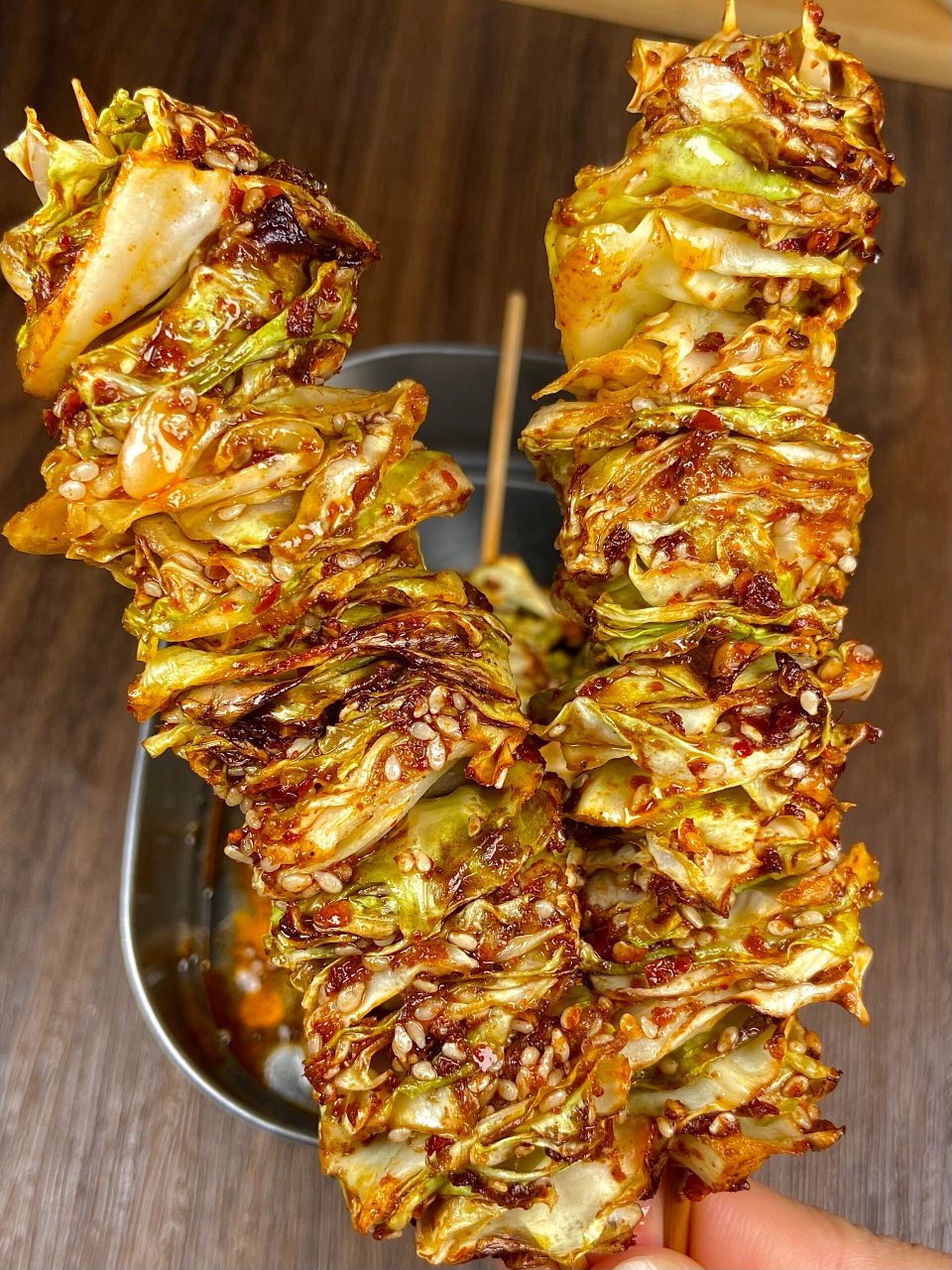 这个烤包菜串的做法非常简单,只需要准备一些包菜,切成小块,用签子