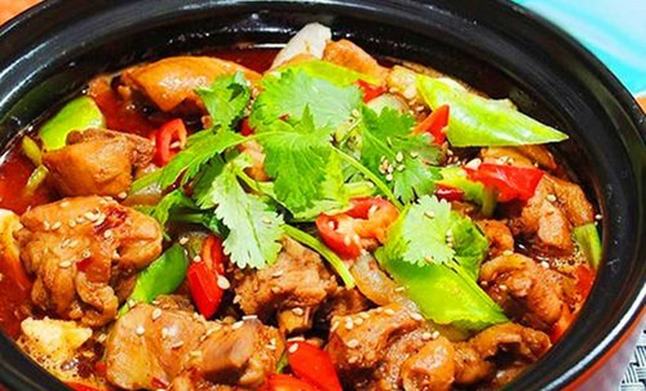 它是一种辣味火锅,以鸡公(公鸡)为主要原料,配以辣椒,香料和其他食材