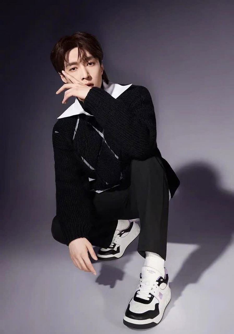 张艺兴#valentino生日特别推出onestud运动鞋,品牌代言人的"兴" 