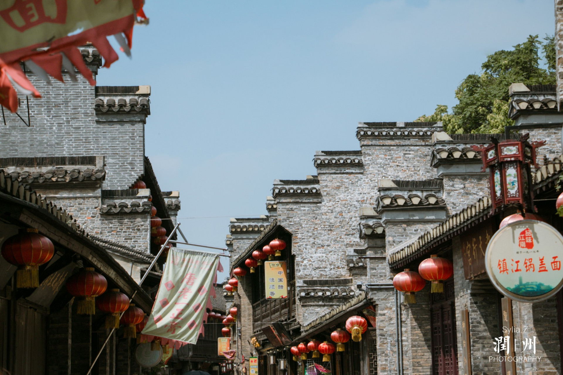 听说你最近去了镇江西津渡古街? 我的建议是:步行 骑行游览,最棒了!