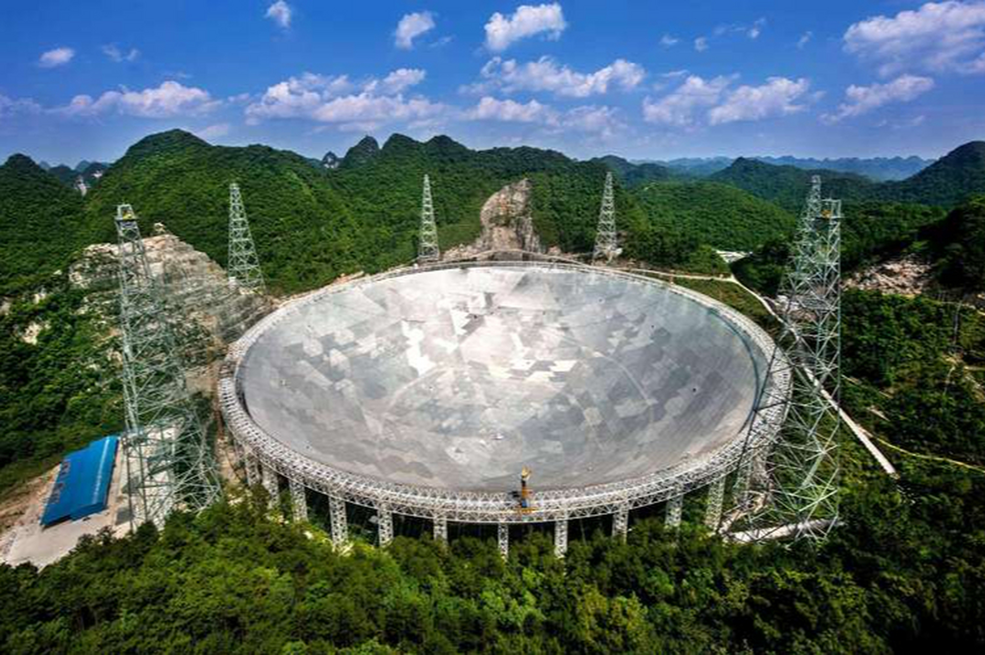 位于位于黔南州平塘县克度镇航龙文化园,是目前全球最大的射电望远镜