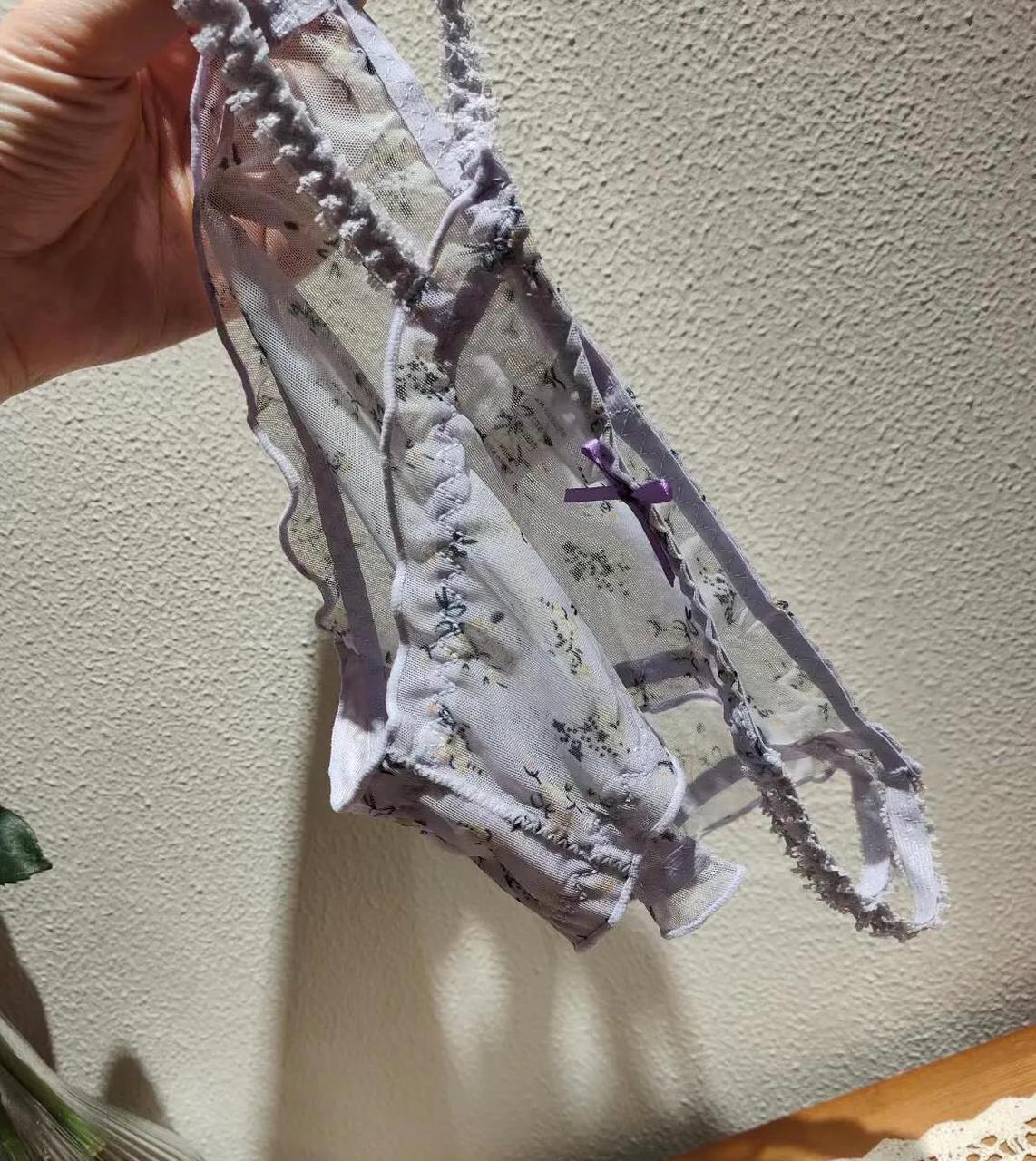 第一次在外面租房子住,大家都把衣服晾在走廊上,我也准备把刚洗的挂