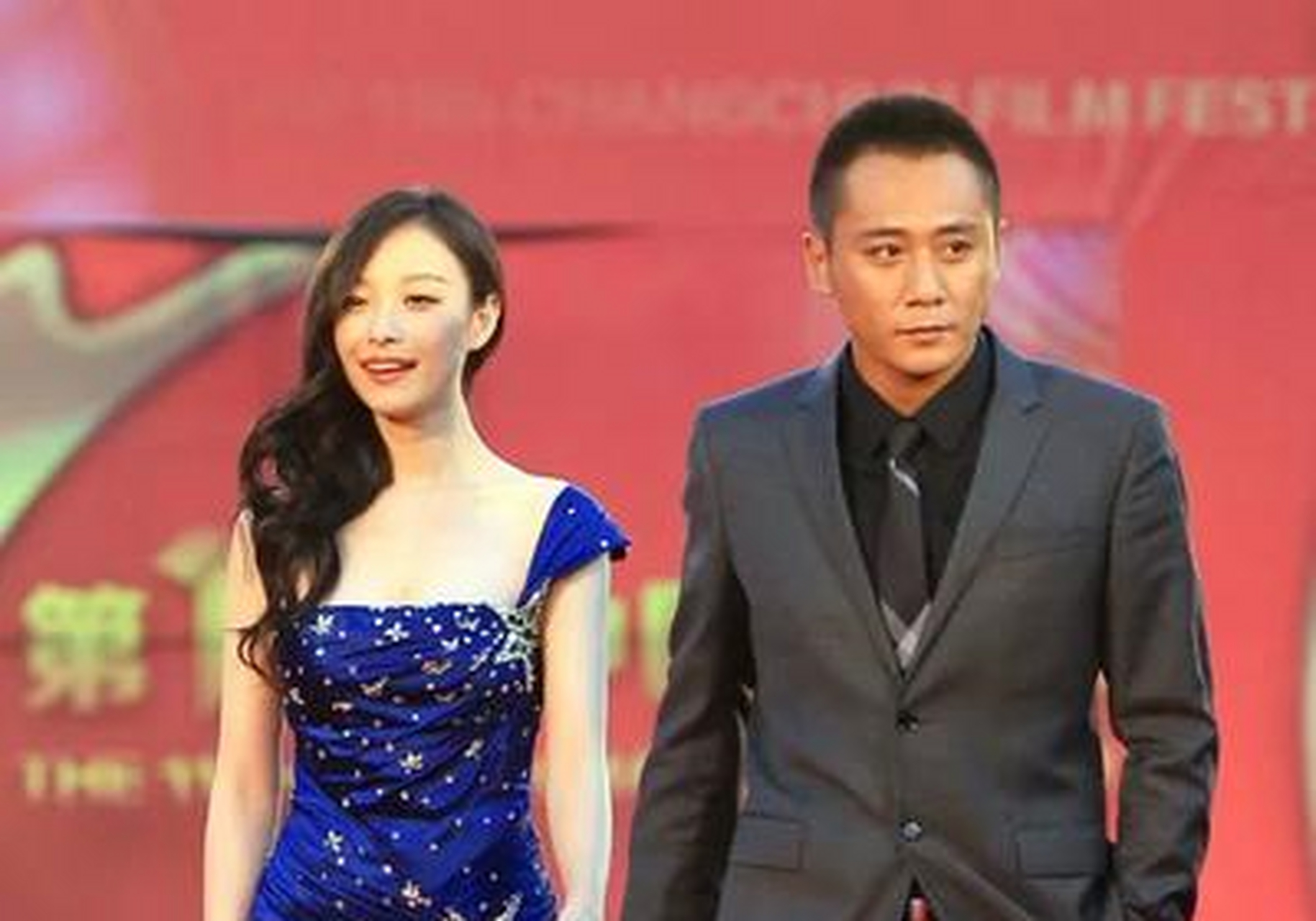 刘烨搭档倪妮走红毯,倪妮身穿高开叉裙性感迷人,刘烨一头短发撇妻来