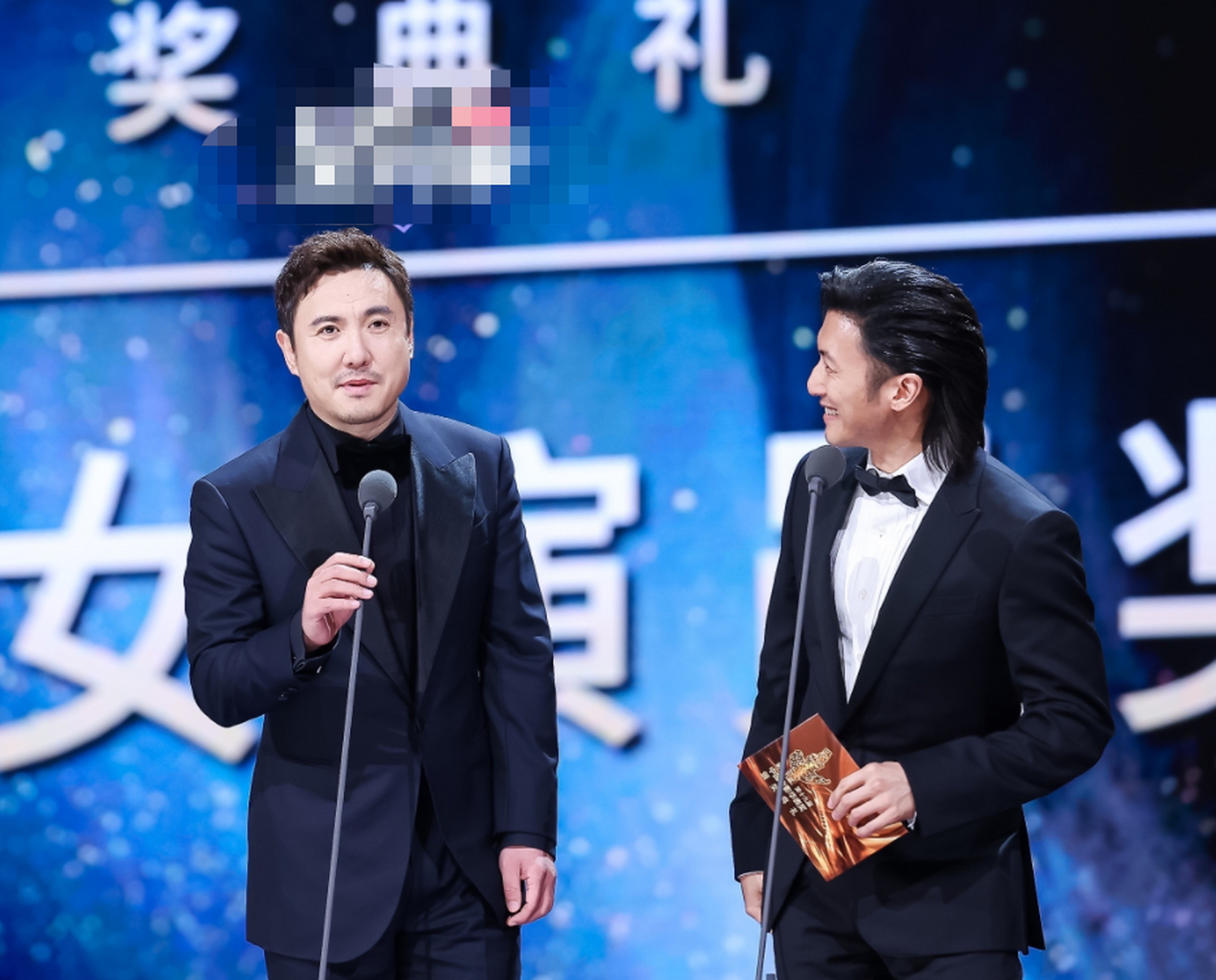 沈腾43岁,谢霆锋42岁,乍一看还以为是两辈人呢.