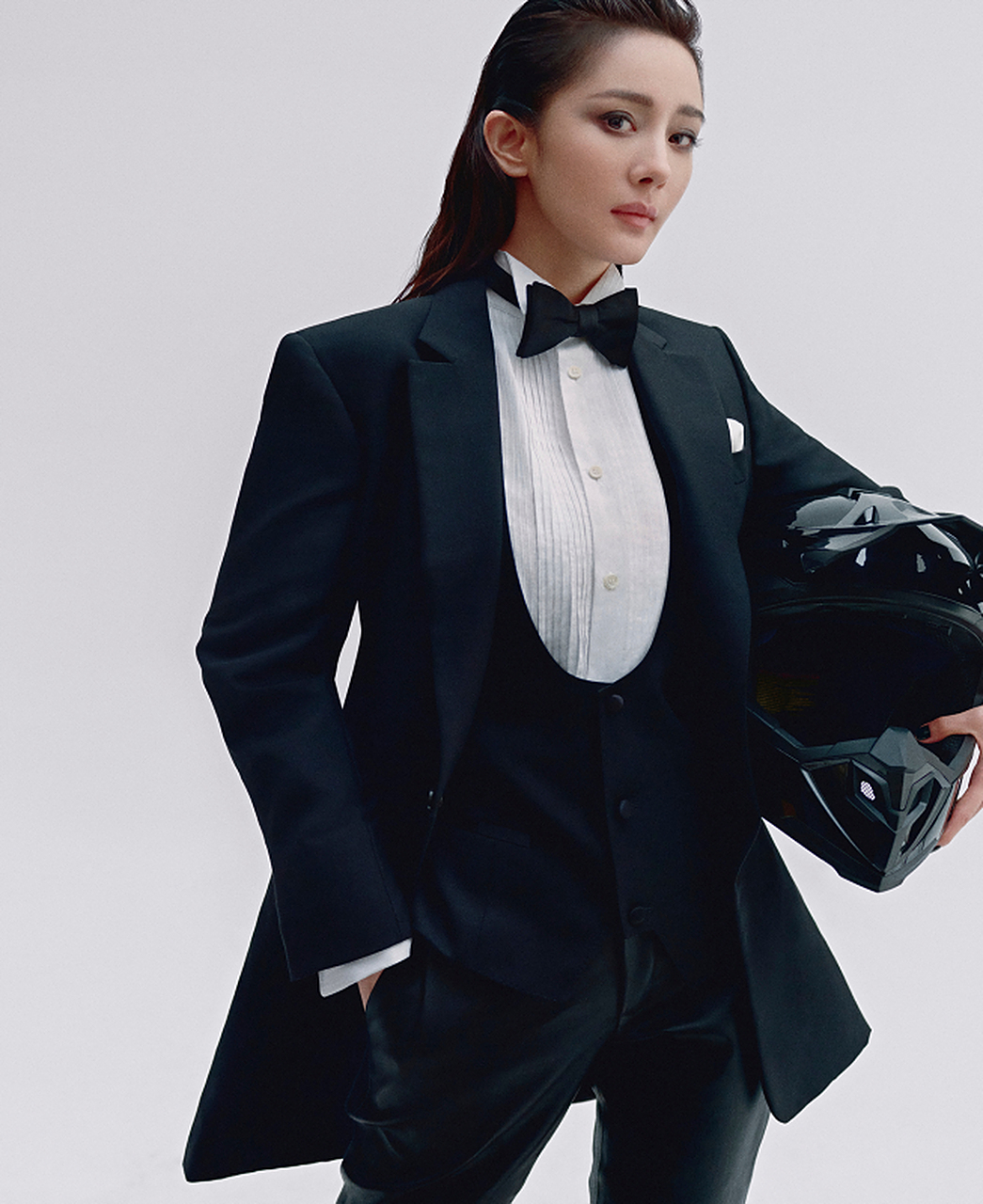 背头 烟熏妆 黑西装,杨幂的这套装扮做啥评价?