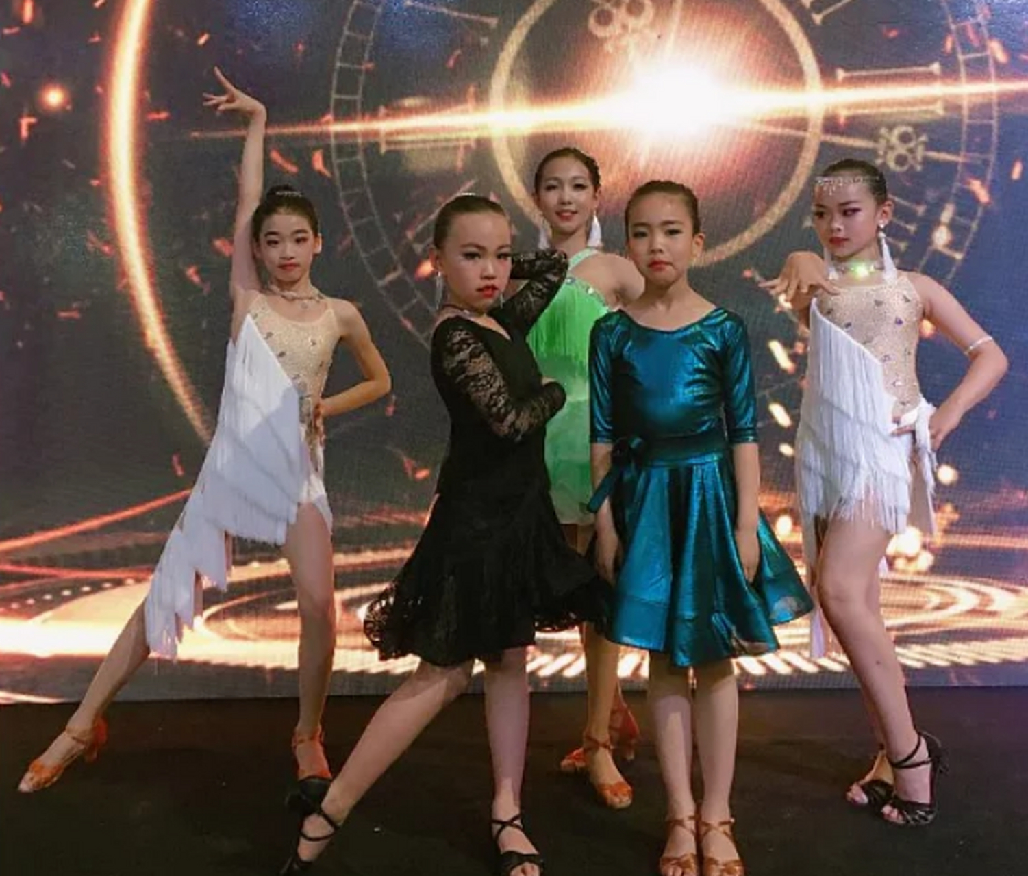 女孩跳拉丁舞,引发家长的"口水战",是"擦边"还是网友落伍了