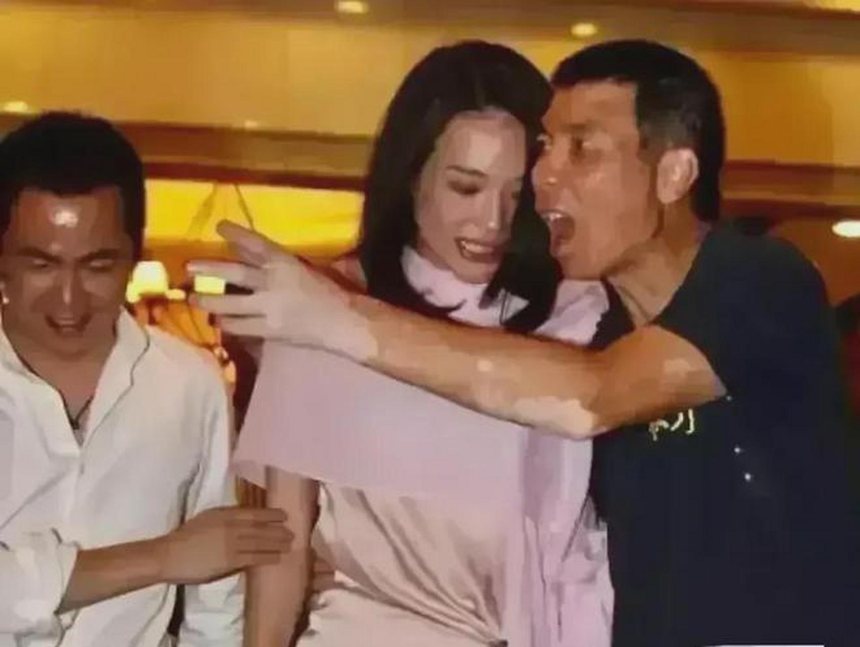 冯小刚和舒淇再聚首,举止亲密无间,两人仿佛隔了一个世纪