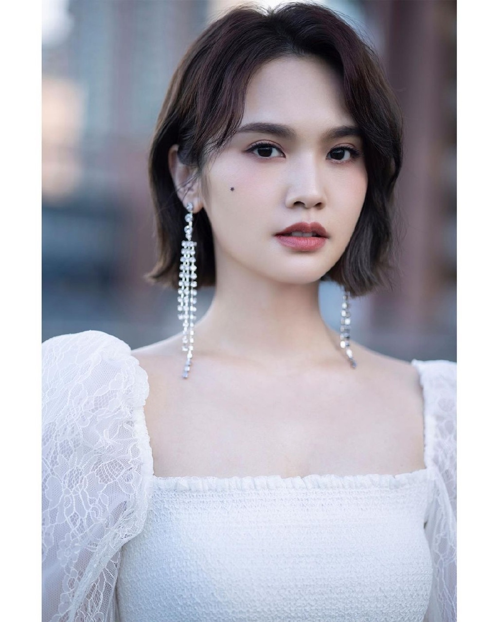 杨丞琳仙女造型:齐肩短发搭配白色薄纱长裙,简约中透着仙气,眼神有戏