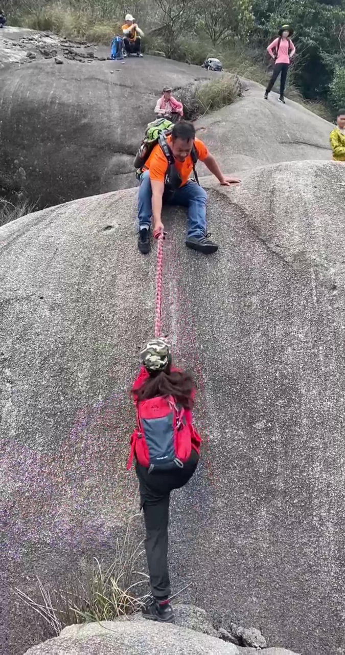 爬山时拍到的这一幕,用这种方式拉人上山,出了事谁承担责任