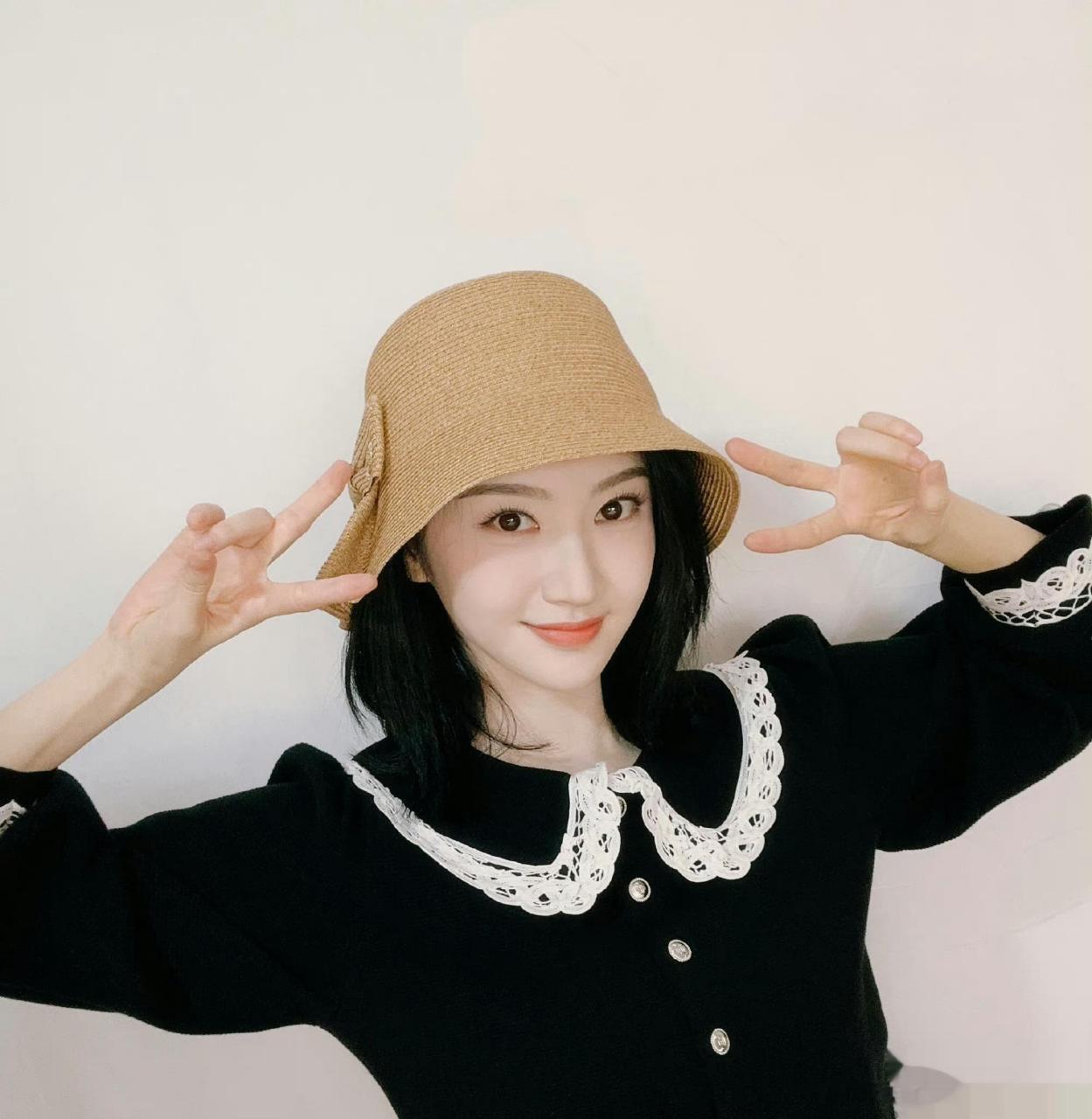 景甜扶帽檐拍照  景甜最新营业照,娃娃领衬衫 蝴蝶结草帽造型,扶帽檐