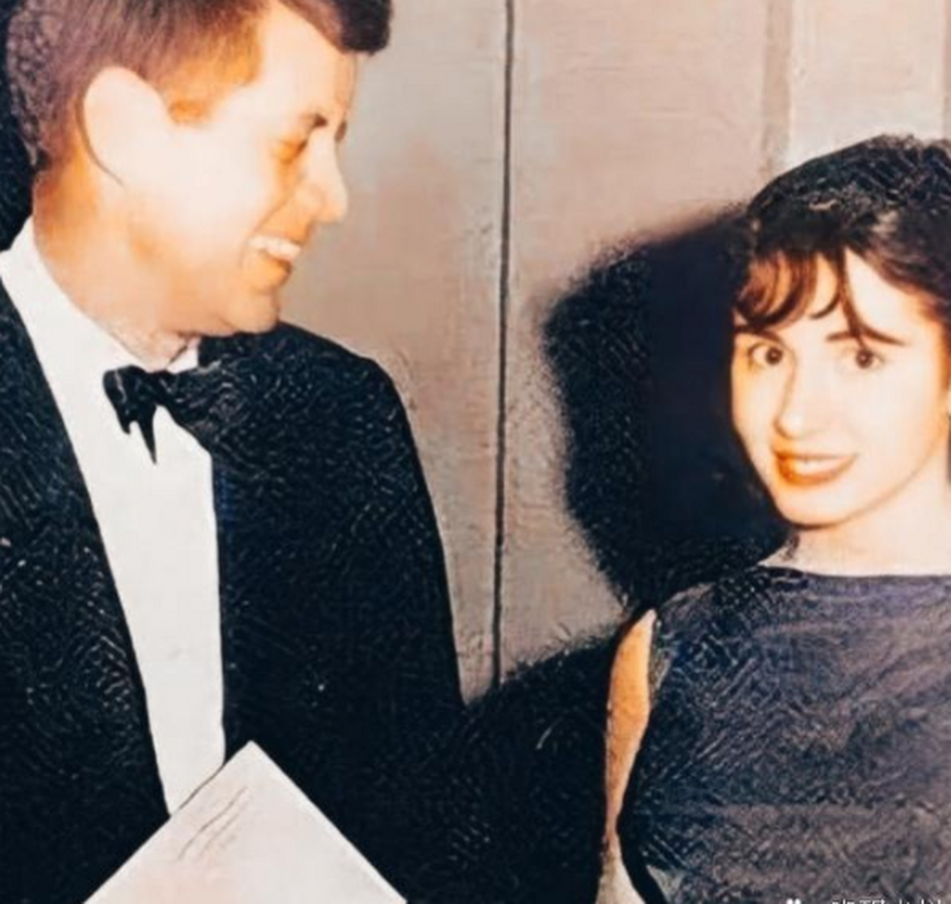 1962年,年轻时的佩洛西与时任美国总统的肯尼迪的合影.