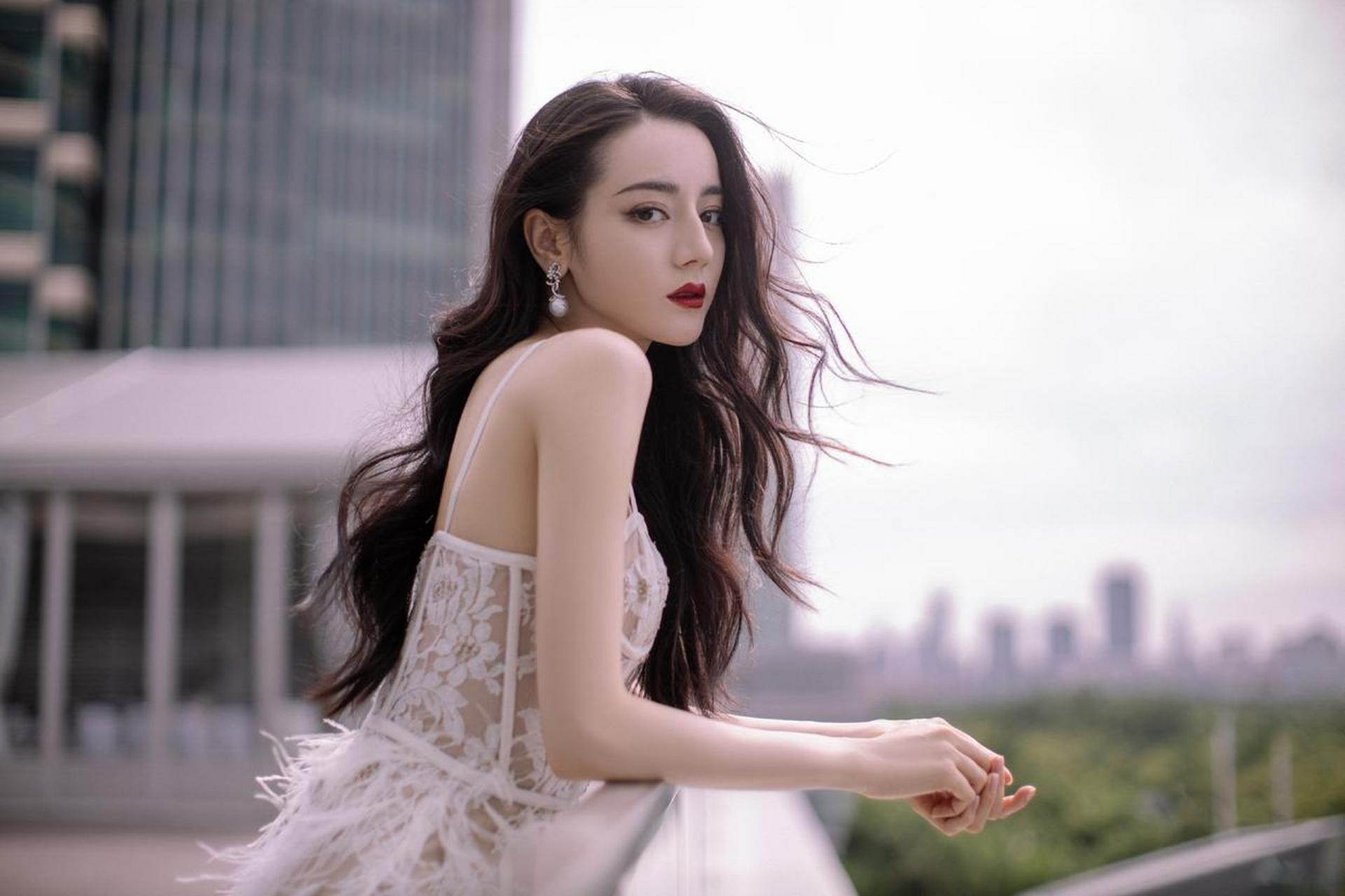 迪丽热巴的身材真是yyds 穿着一袭白色的羽毛吊带裙华丽高级,时髦精致