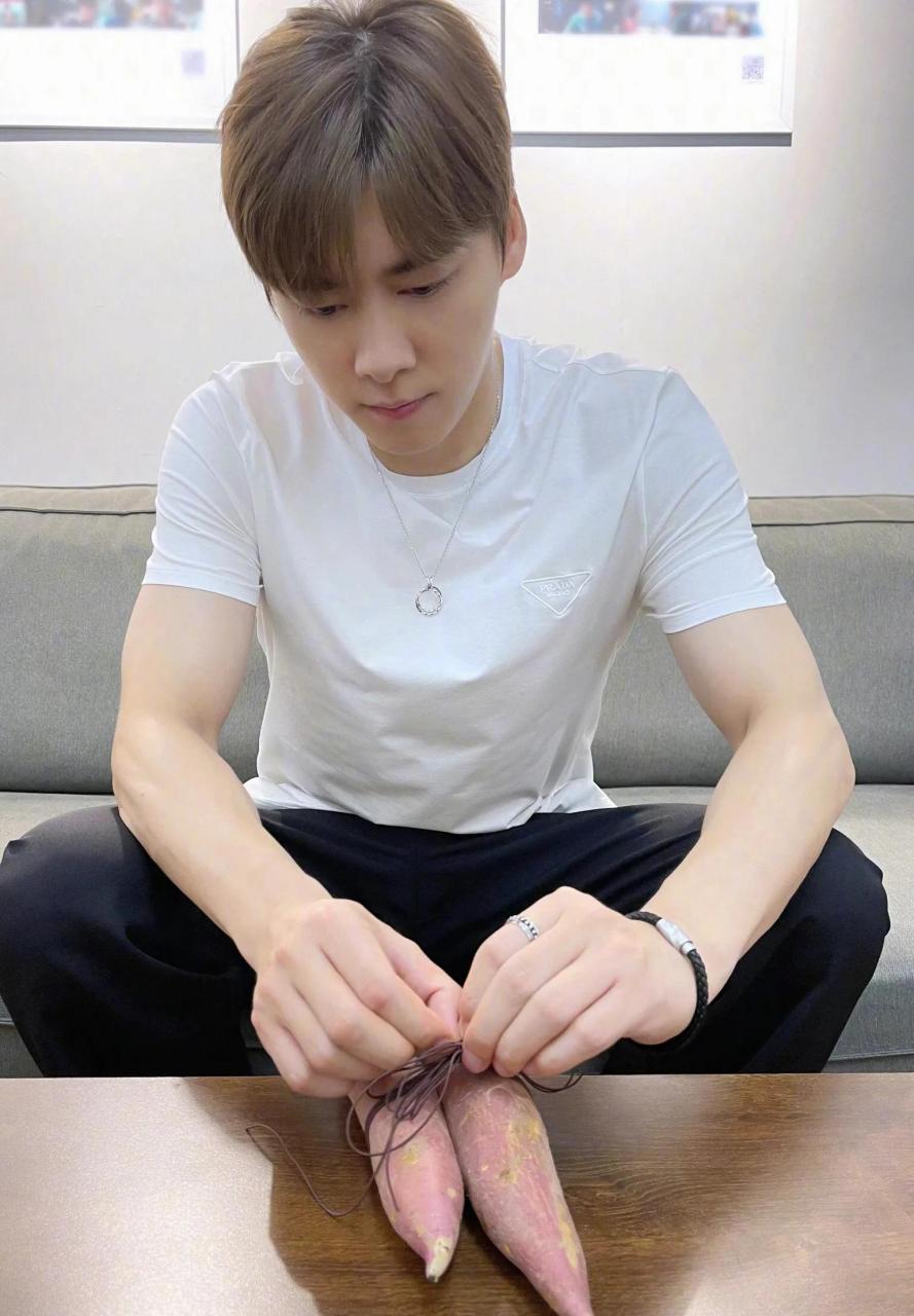 gif创作人# 35岁的李易峰穿着白色t恤阳光又帅气十足.