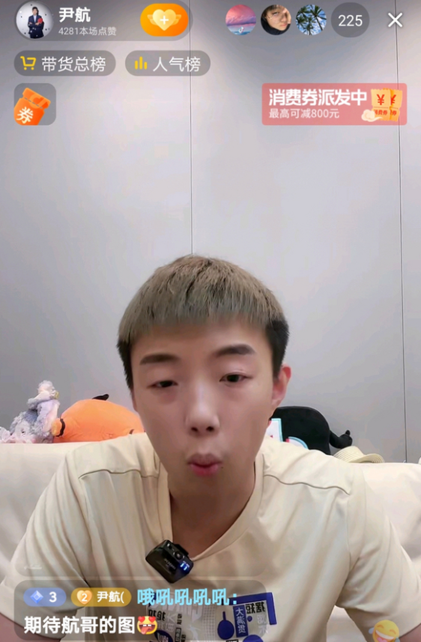 不要把国家队的器材想的太复杂,国家队很多人没签约蝴蝶也是自己买的