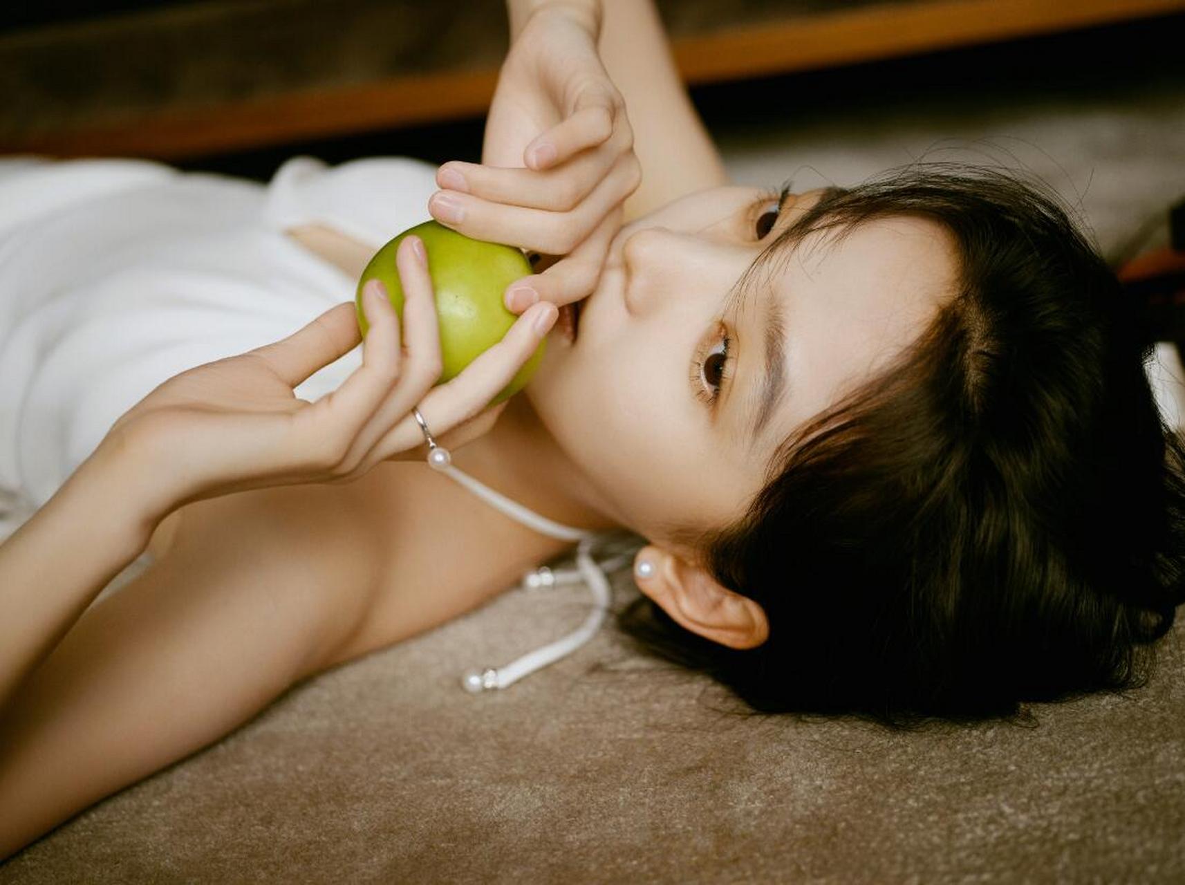 艳若桃李,温柔可人的小公主#章若楠# 肤白貌美的容颜,白皙水嫩的肌肤