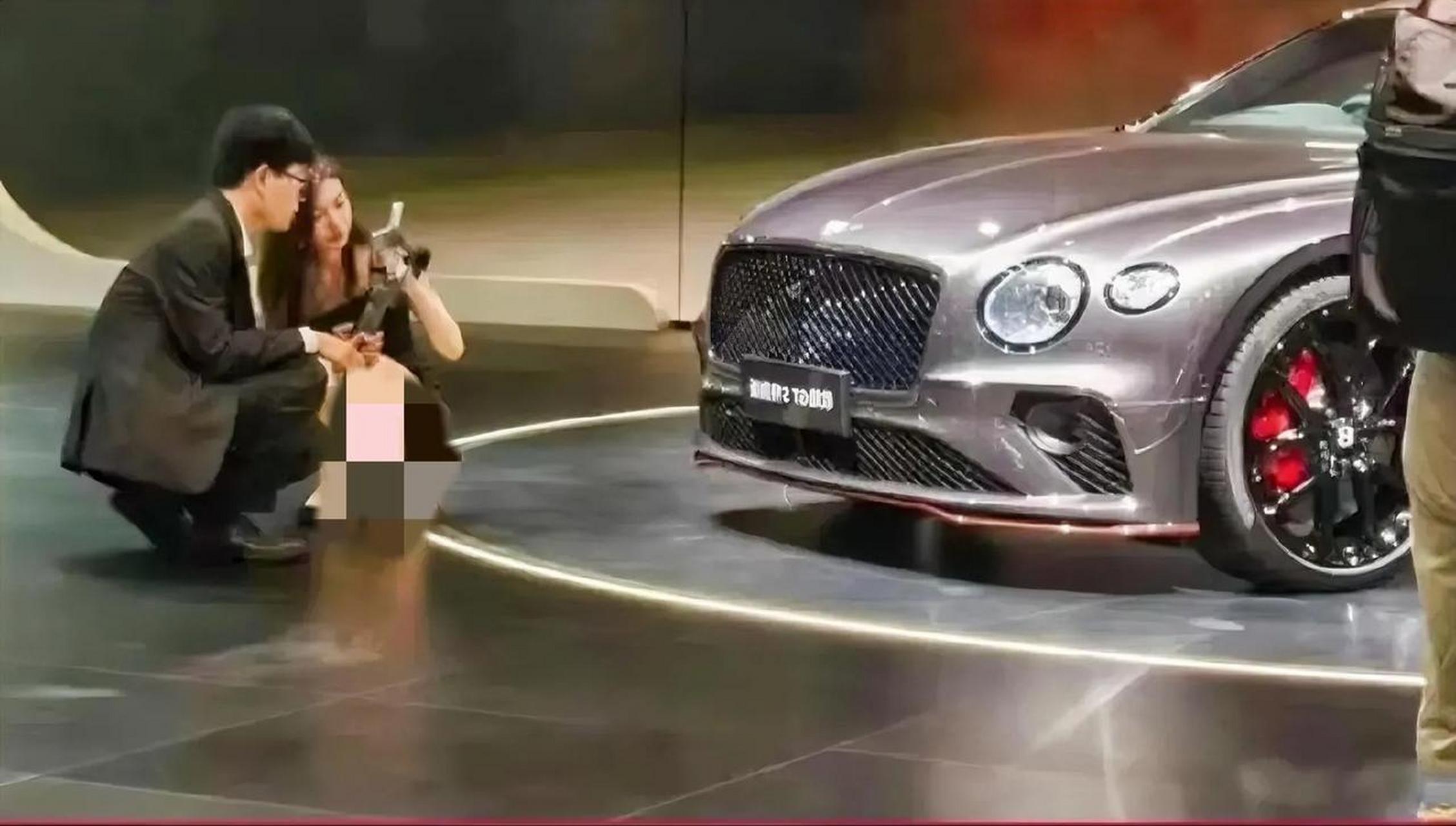 网传的这张宾利女销售图,拍摄角度刁钻,让人怀疑是不是有人在故意整她