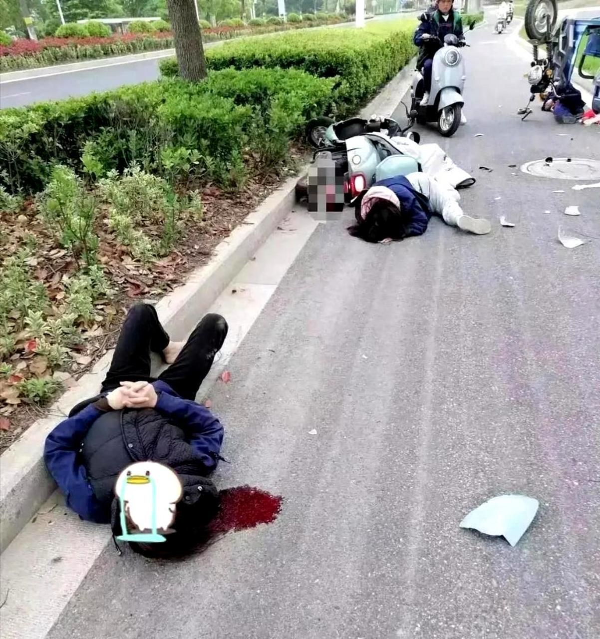 要发生电动车和三轮车相撞这样惨烈的事故,驾驶员必须开得非常快.