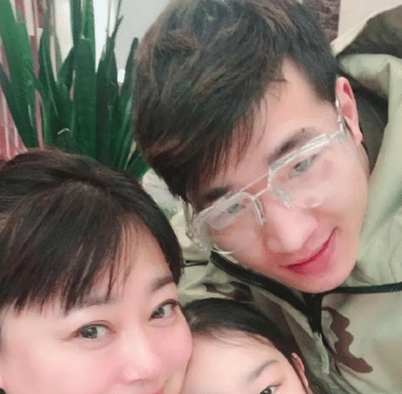 52岁演员李菁菁离婚后,暴瘦28斤与仨男相拥,90后前夫在农村搬砖
