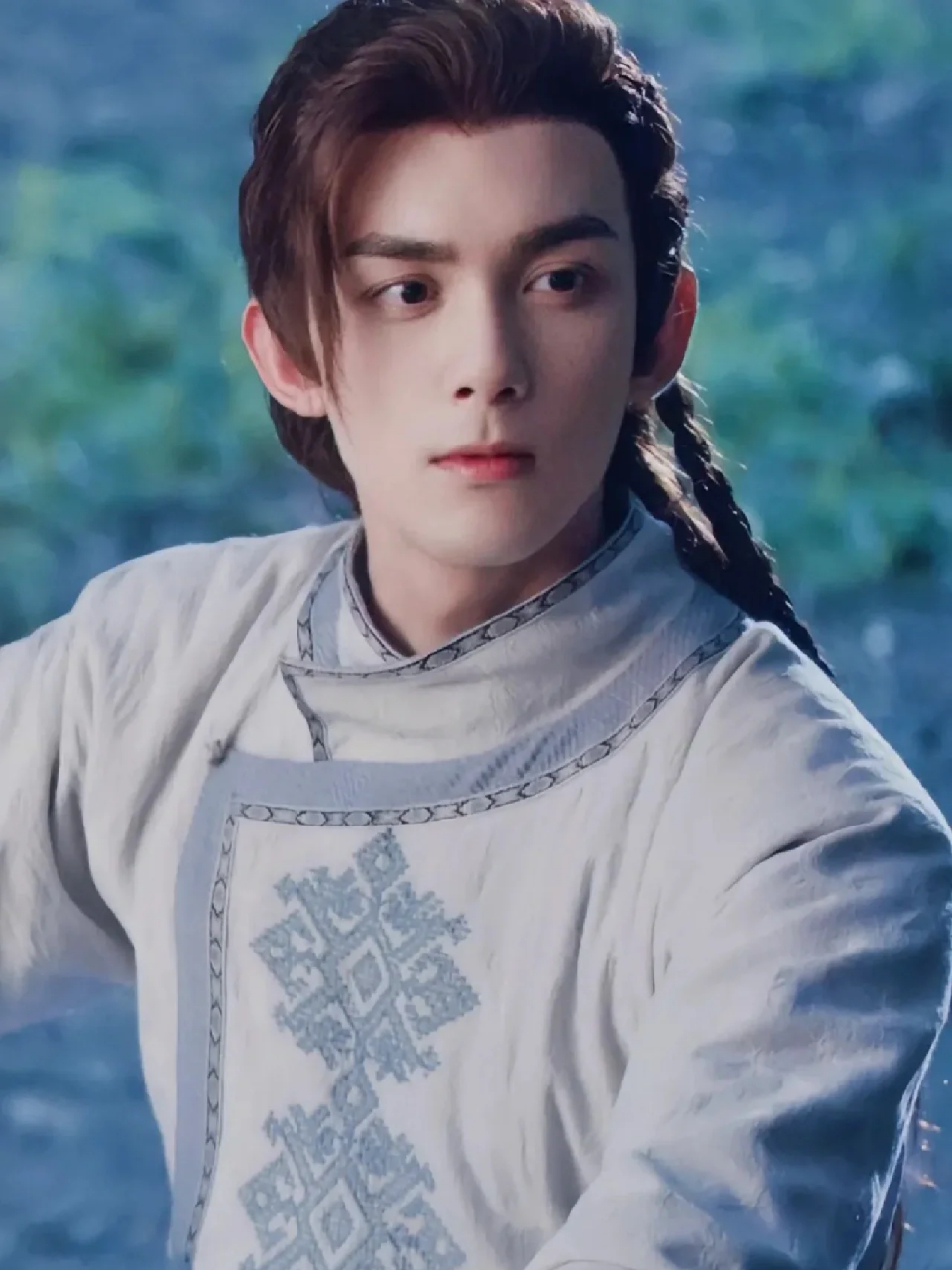 你见过这么帅的阿诗勒隼吗?没错,就是由我们的吴磊小哥哥饰演的那个!