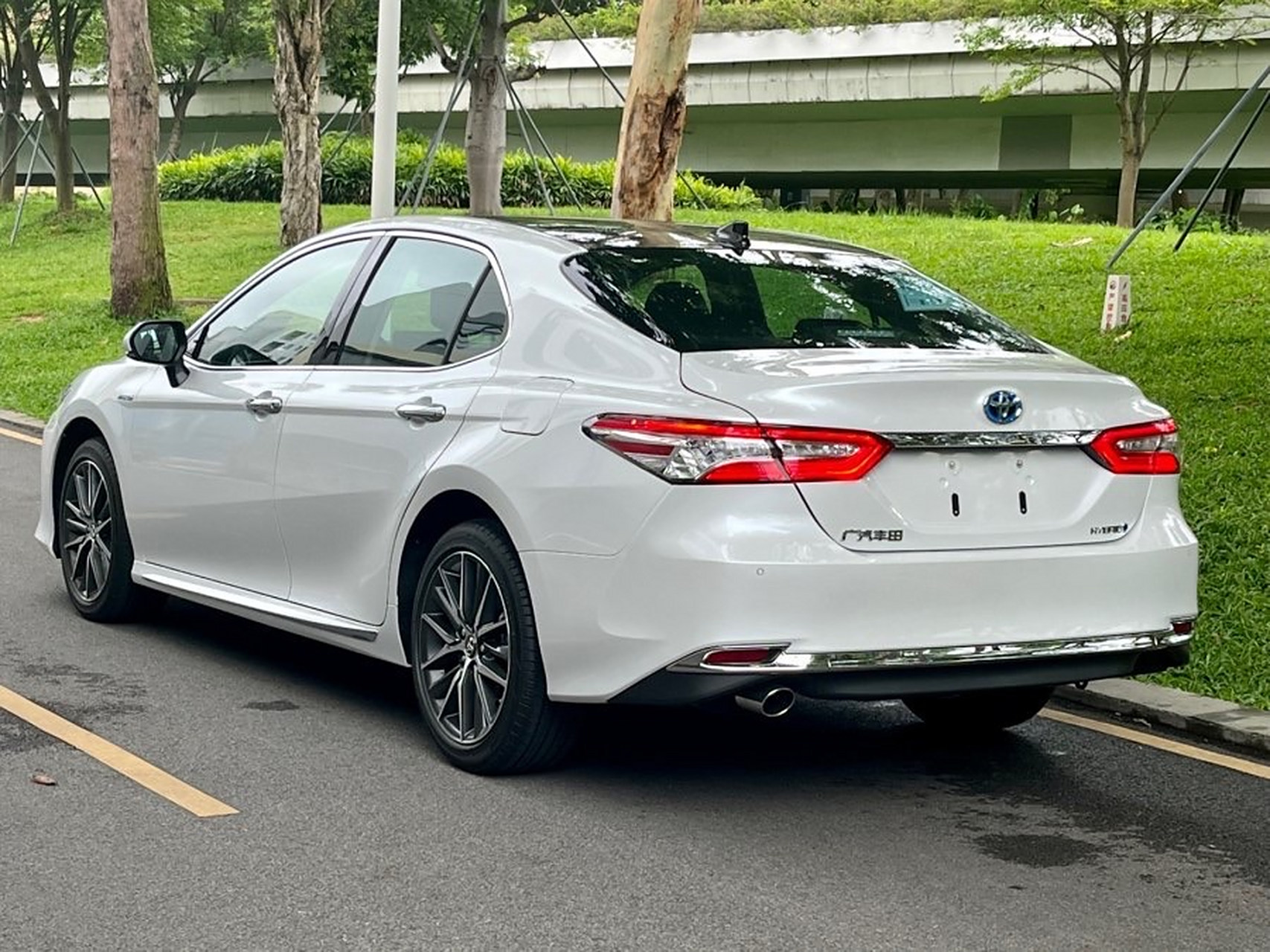 车友今年初提了辆凯美瑞2023款 双擎 2.5hg 豪华版,落地价21.