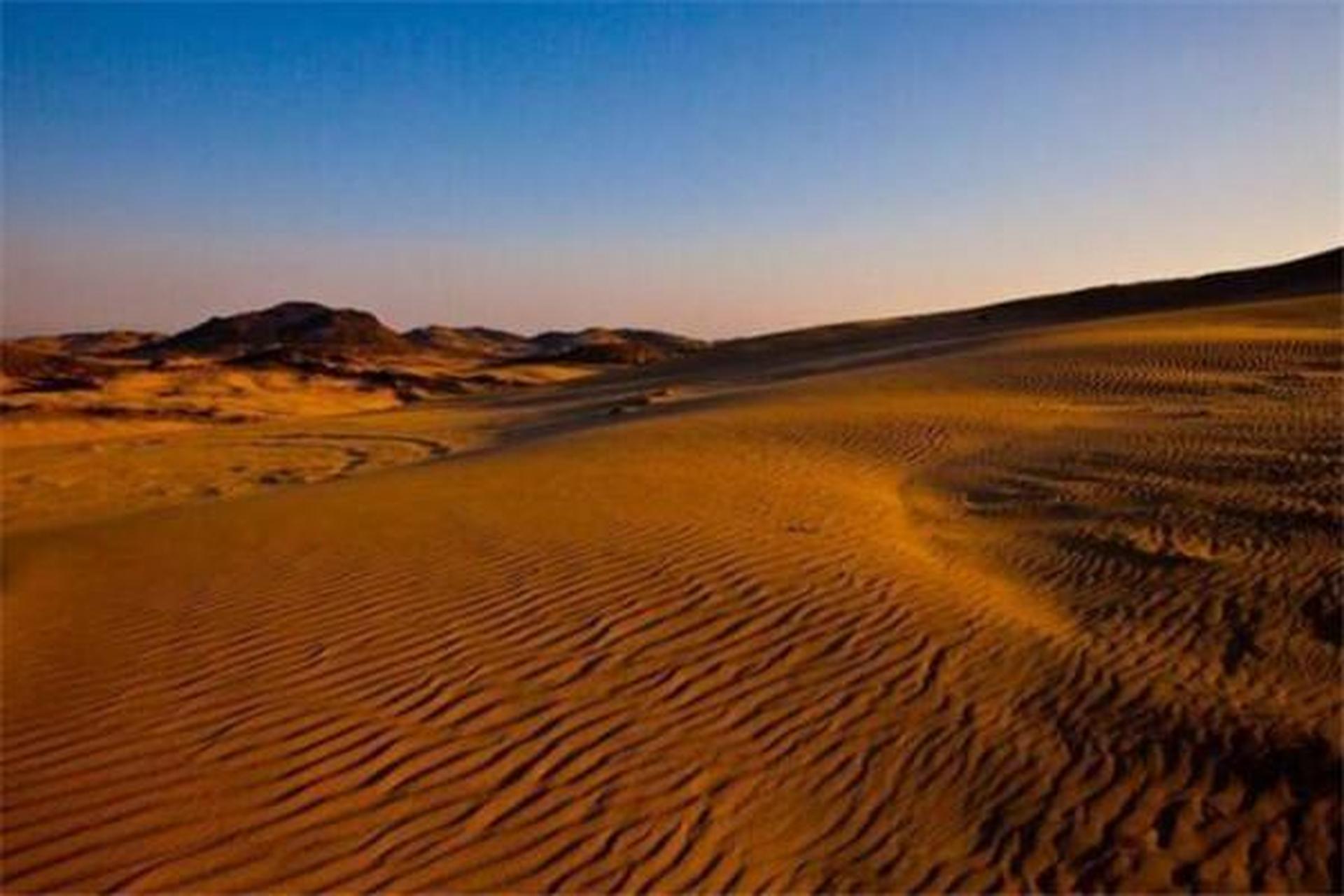 勃隆克沙漠旅游区是一个赏自然景色和体验蒙古族风情的好去处,金色的