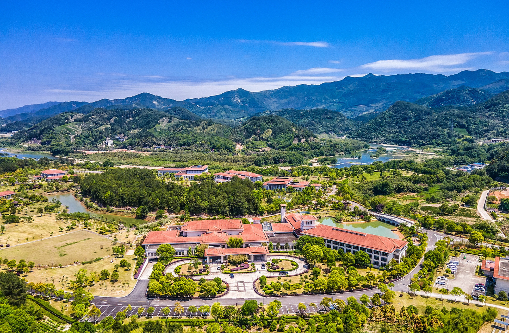 大红袍山庄:山水环抱的栖息地,七夕好去处 武夷山真是个山清水秀,人杰