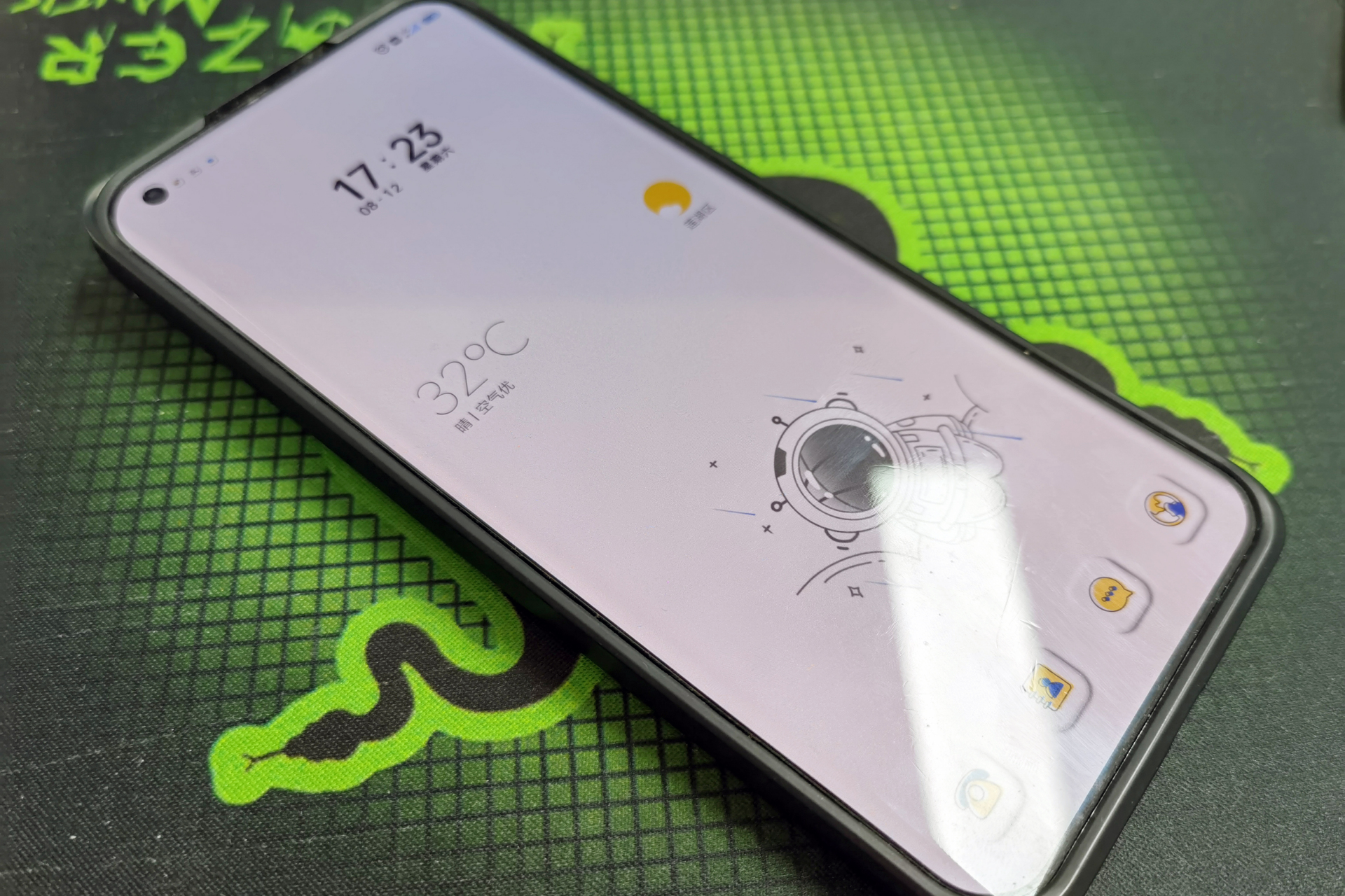 做完近视手术能不能玩手机? 是可以的!