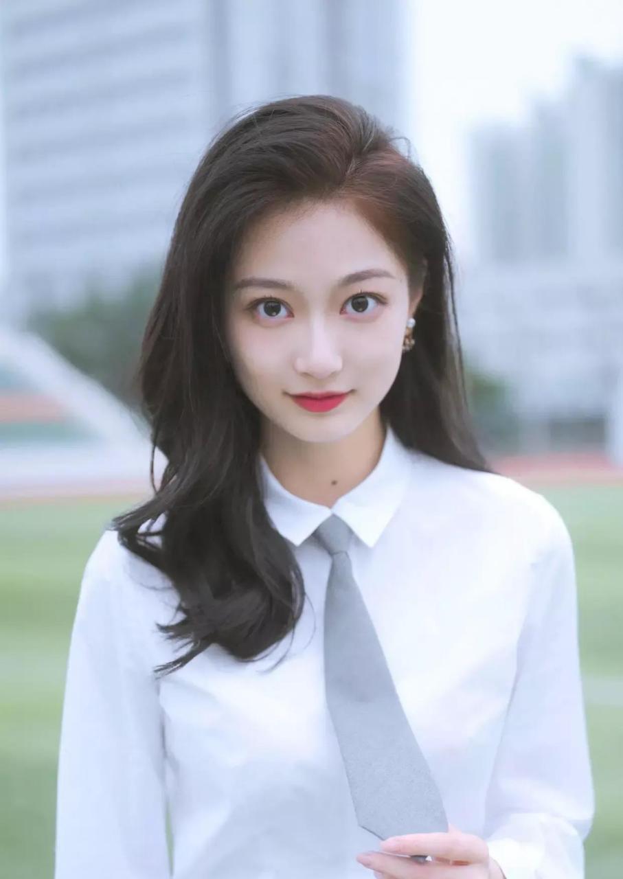 领诵员冯琳火了, 从小是学霸,还是中国传媒大学校花,有颜又有才