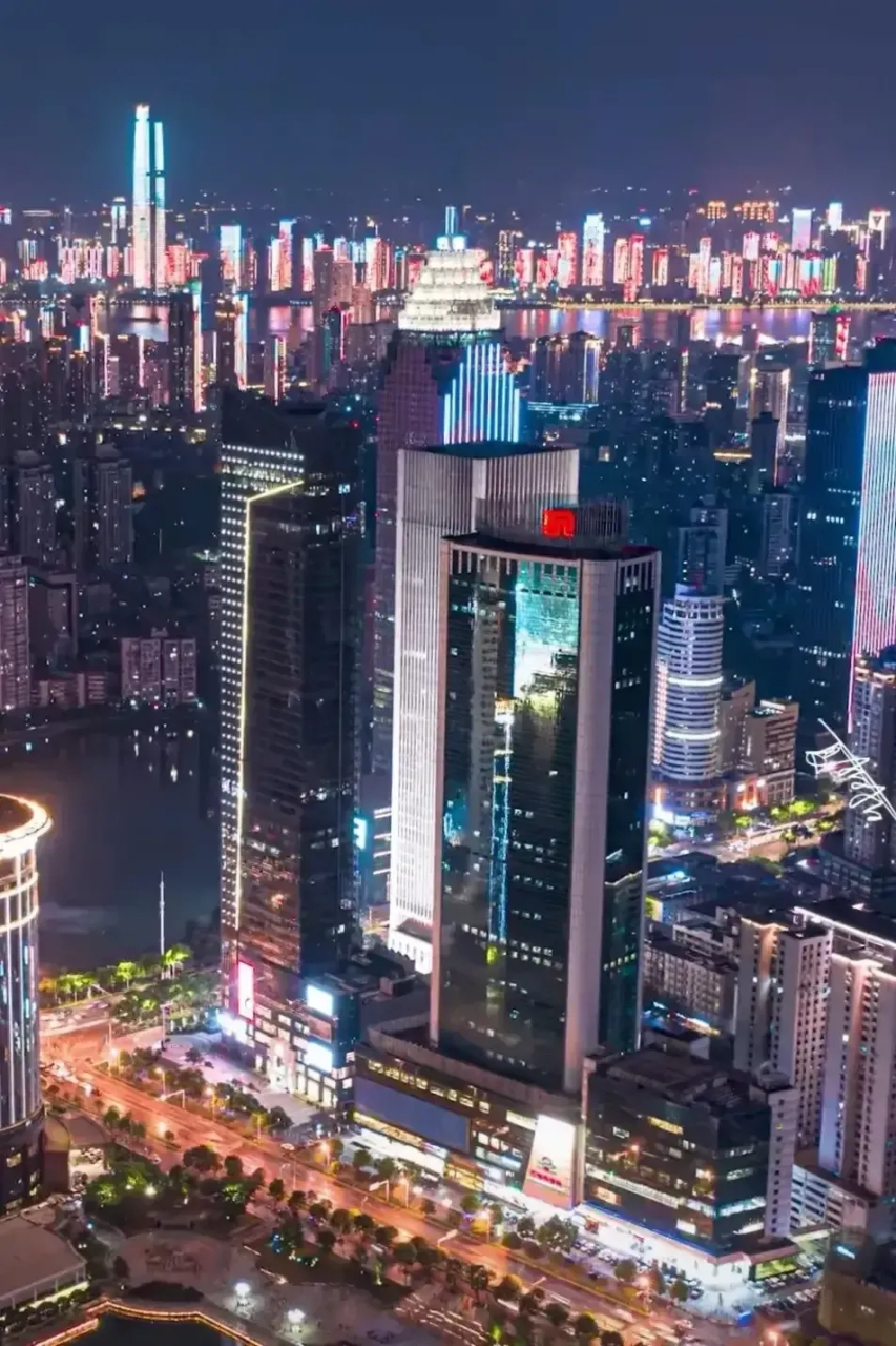 在比较武汉和成都的地理位置时,我认为武汉的地理位置更加优越.