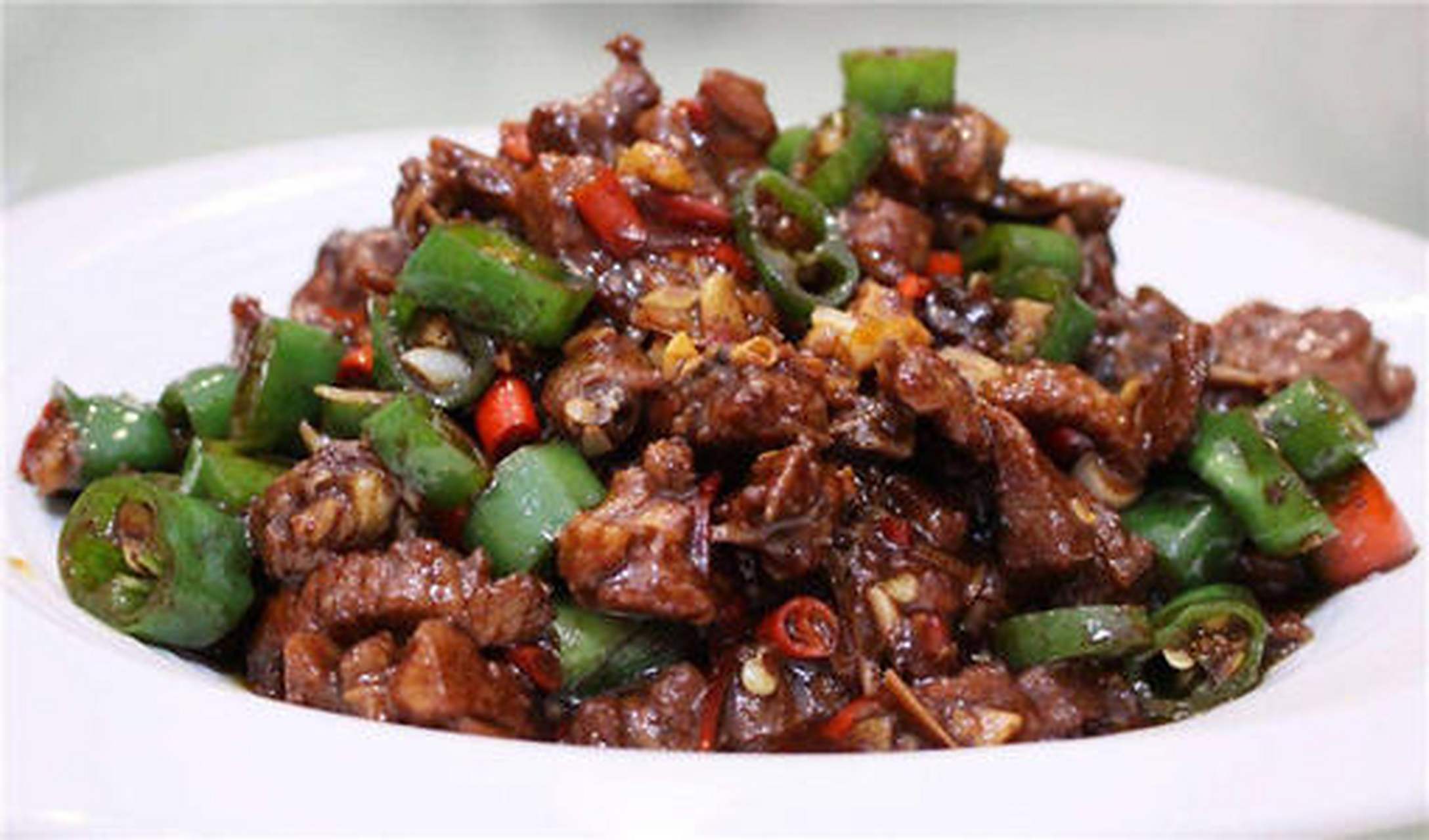 永州血鸭,整道菜的精髓在于血字,下锅炒好后再将生鸭血倒进鸭肉里,给