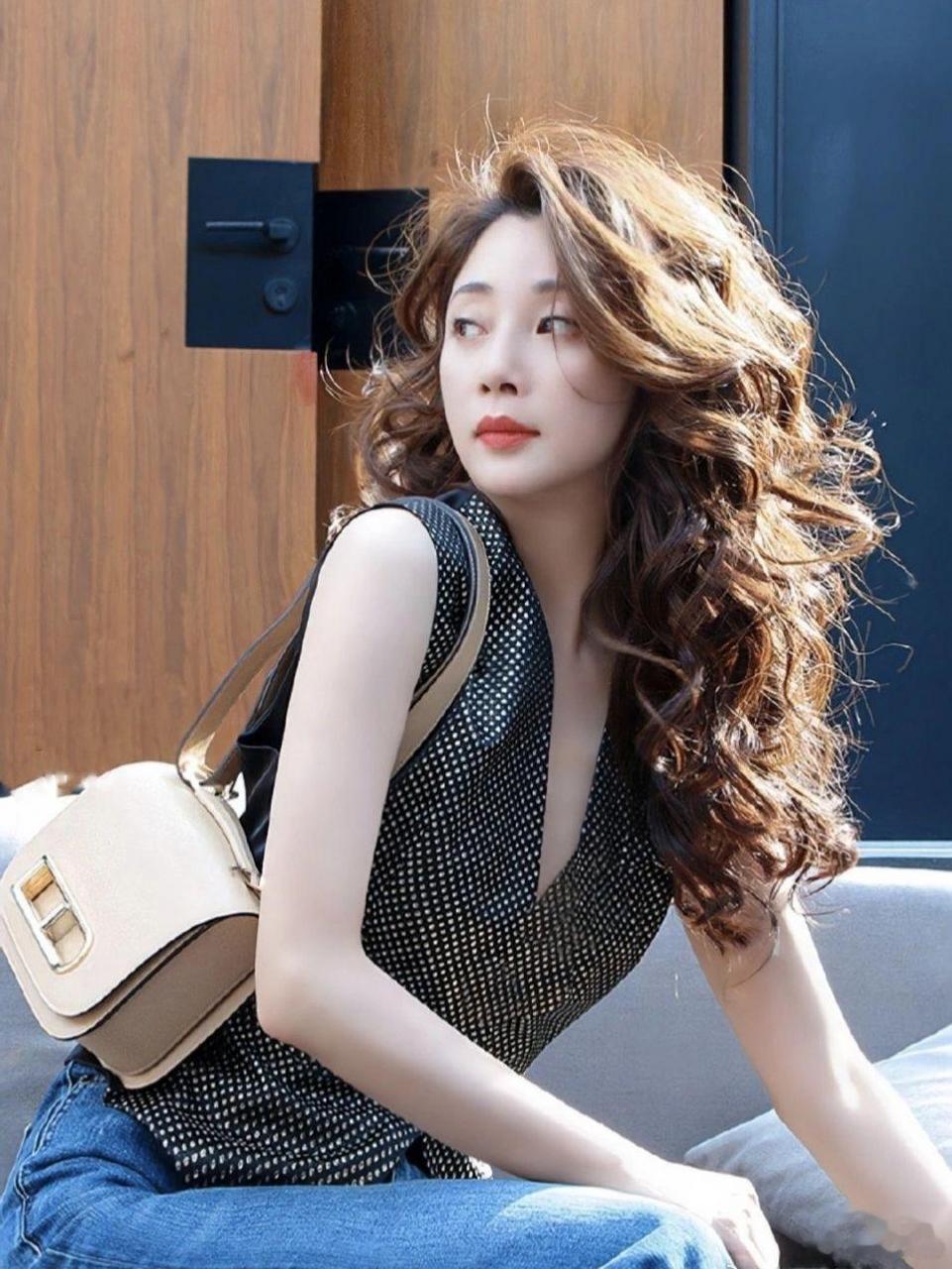 42岁的殷桃活成了妙龄少女   最近殷桃也是获得了金